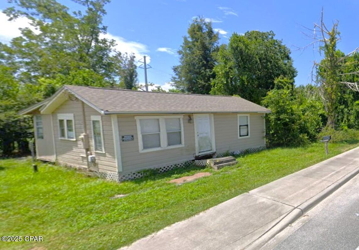 Beautiful  2 Bedrooms 1 Bathroom Single Family Home w/large backyard, why rent an Apt. When you can have the privacy of your own home, call office today.