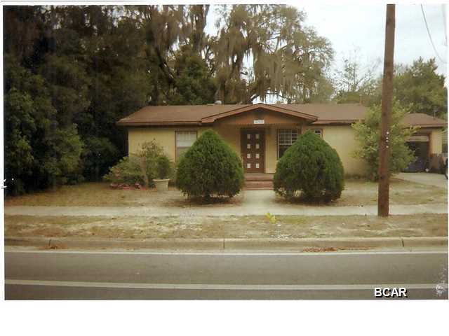 Having good-sized rooms and a great lay-out, this house has a lot of potential -- in need of care and creativity. A cute home just blocks from St. Andrew's marina and Oaks By The Bay Park will be a lot of fun.