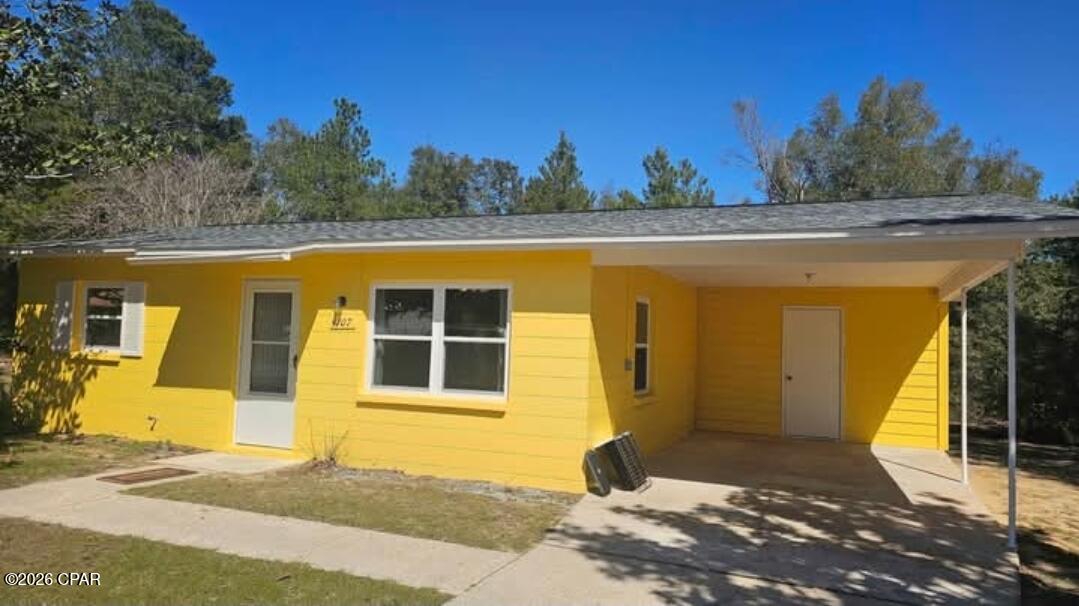 Definitely the cutest 1-bed, 1-bath BLOCK home in ALL of Sunny Hills! Absolutely perfect for one or two people. OPEN floor plan with nice-size living room AND dining room! And the large, screened, tiled, ceiling fanned back porch is perfect for BBQs or just enjoying the view of your woodsy, private back yard. Homeowner to the left owns the lot in between, so the spaciousness will feel great. Quick walk to The Sunny Hills Branch of the Washington County Library. Quick access to Highway 77 taking you north to Chipley and I-10 and south to Panama City and Panama City Beach and all that the Florida Panhandle has to offer us. And, don't forget our own popular Boat Lake Swim and recreational park! PS Home is also available to rent!