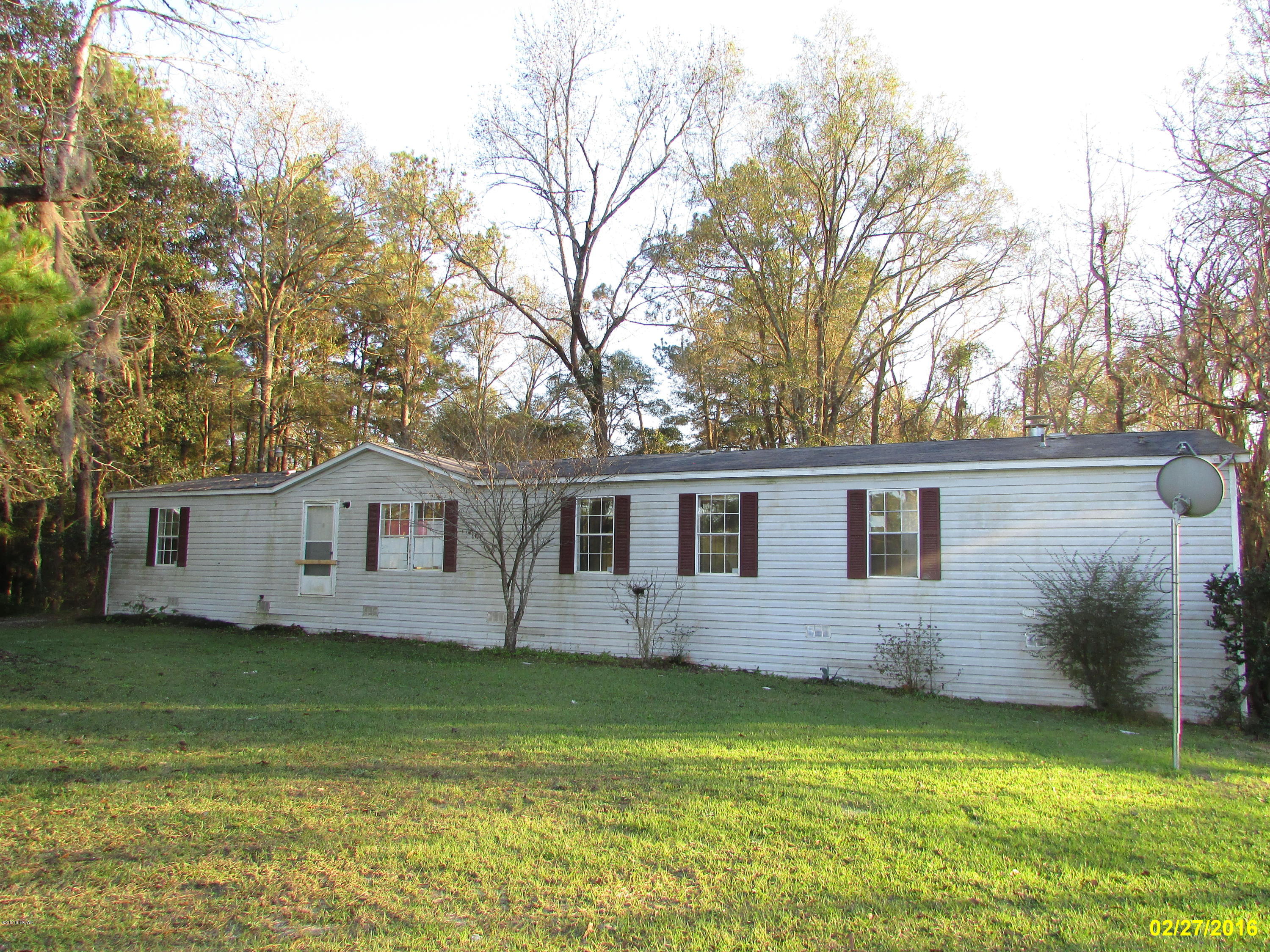 COTTONDALE DWMH… Fleetwood Homes of GA, 4 Bedrooms 2 Baths with a sitting room off master bedroom! 2432 sq ft sitting on 1 acre! Large Kitchen with center island. Formal Living room with fireplace! Located just off Hwy 90 on Paved road! Home needs work but will make a perfect home! Call today!