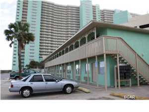 Partially FURNISHED. ALL UTILITIES INCLUDED IN RENTAL AMOUNT. Efficiency Units, stroll from the Gulf, freshly painted, wall mounted a/c unit. On site laundry room with washer and dryer and bbq/picnic area. 7MTH LEASE AVAILABLE. NO PETS.