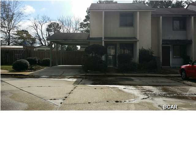 ESTATE SALE//////Very well maintained town home in the Venetian Villa area. Larger fenced in back yard than most in the area! You can see as you enter, the seller took very good care of this home inside and out! It has a lovely back yard with a screened-in back porch and a shed for outside storage. The inside of this townhome could use a little updating, but in its current condition is turn key ready!!! All sizes are approximate//// please verify!