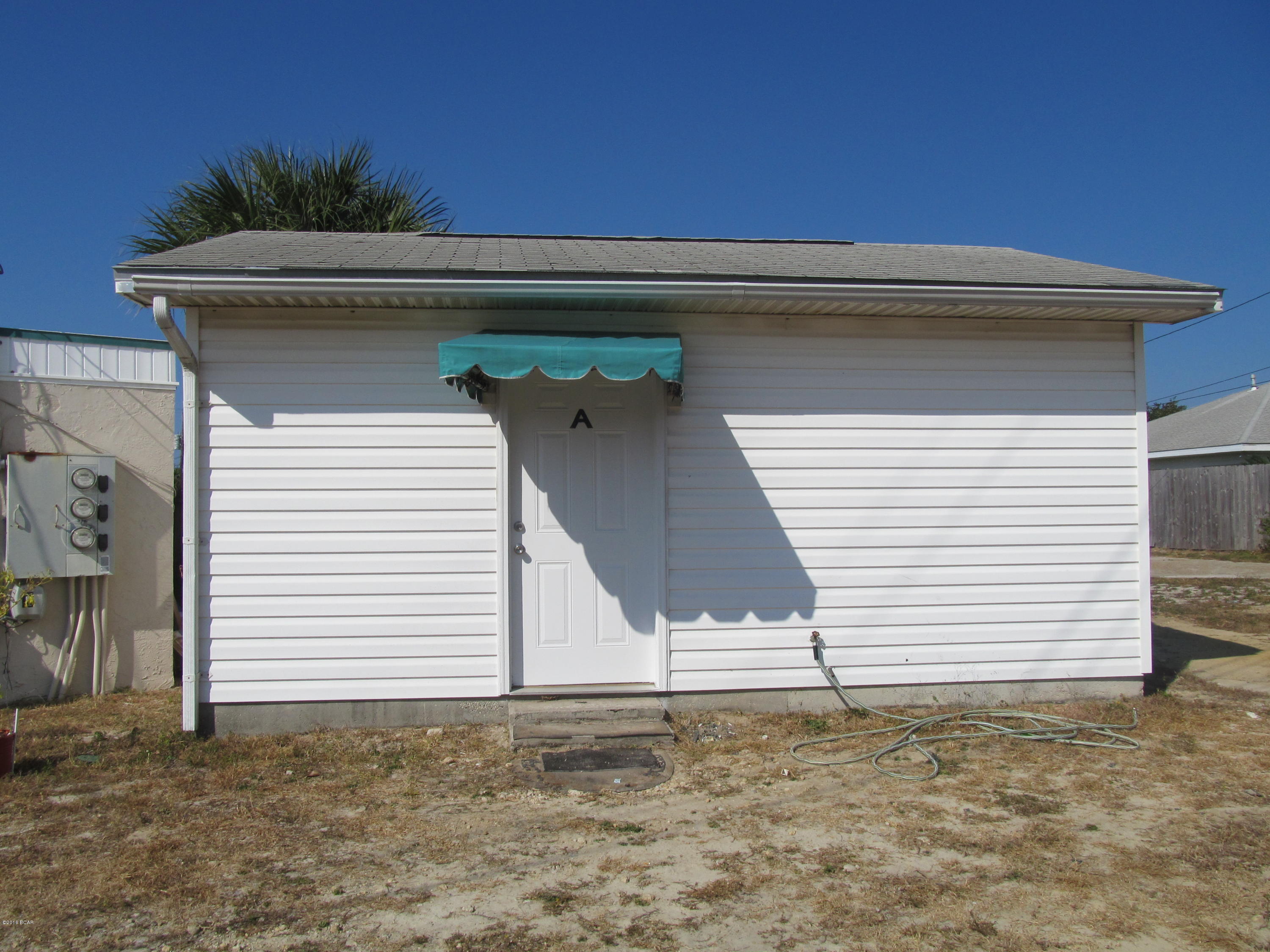 1 bedroom 1 bath efficiency unit, the living room, kitchen are all combined.

There is no stove in the unit. Appliances are refrigerator, toaster oven and counter top microwave. Water, sewer and garbage, lawn and electric  are included in the rental rate. There is no laundry hook ups.