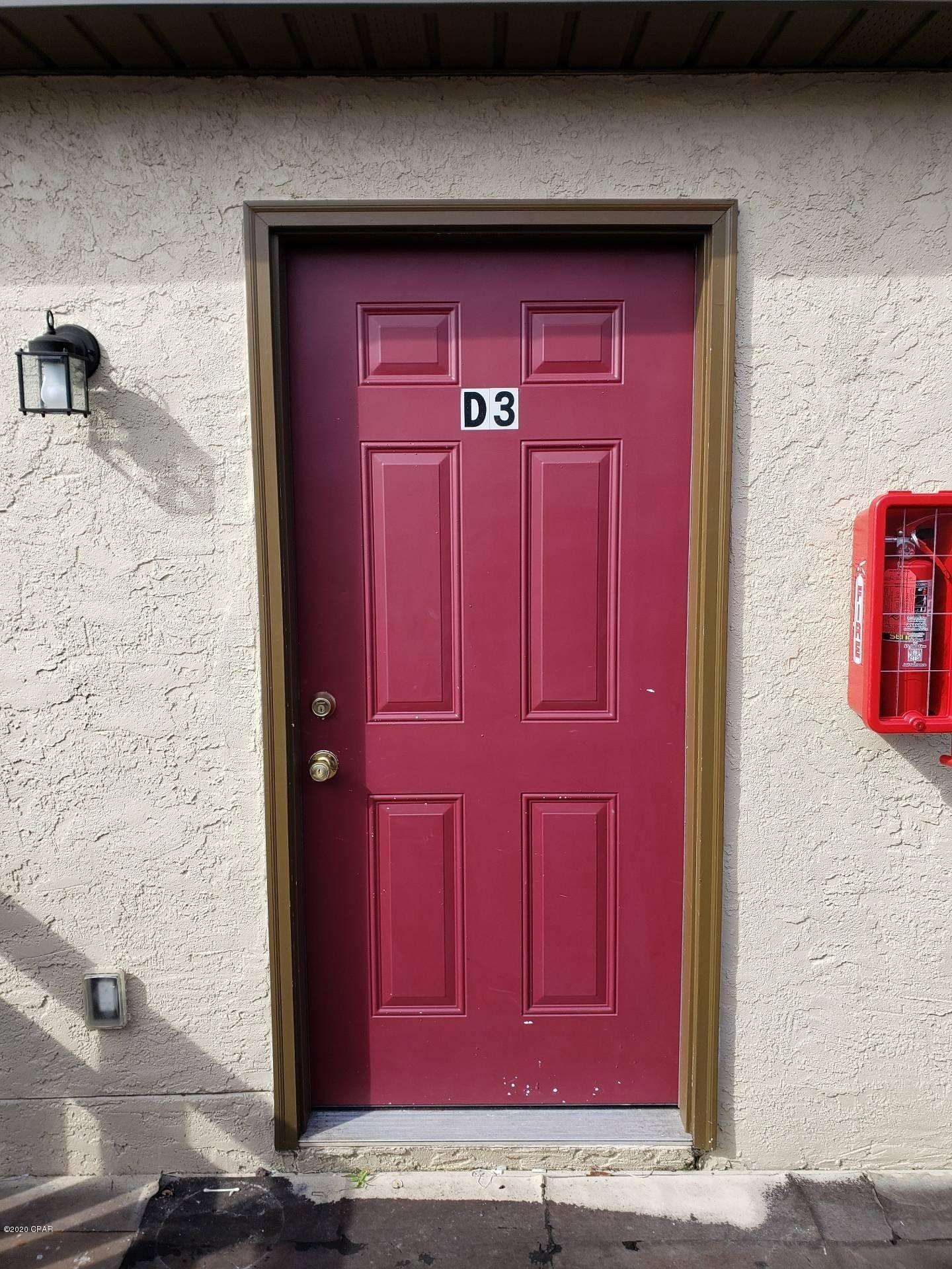 This apartment offers 2 bedrooms and 1 bath. Upstairs unit located near TAFB, schools, and entertainment. Laminate vinyl plank flooring throughout. Updated kitchen cabinets and appliances and includes washer/dryer hookups.



*Trash, pest control, and lawn service included*



*Owner will consider accepting Section 8*



*No pets*