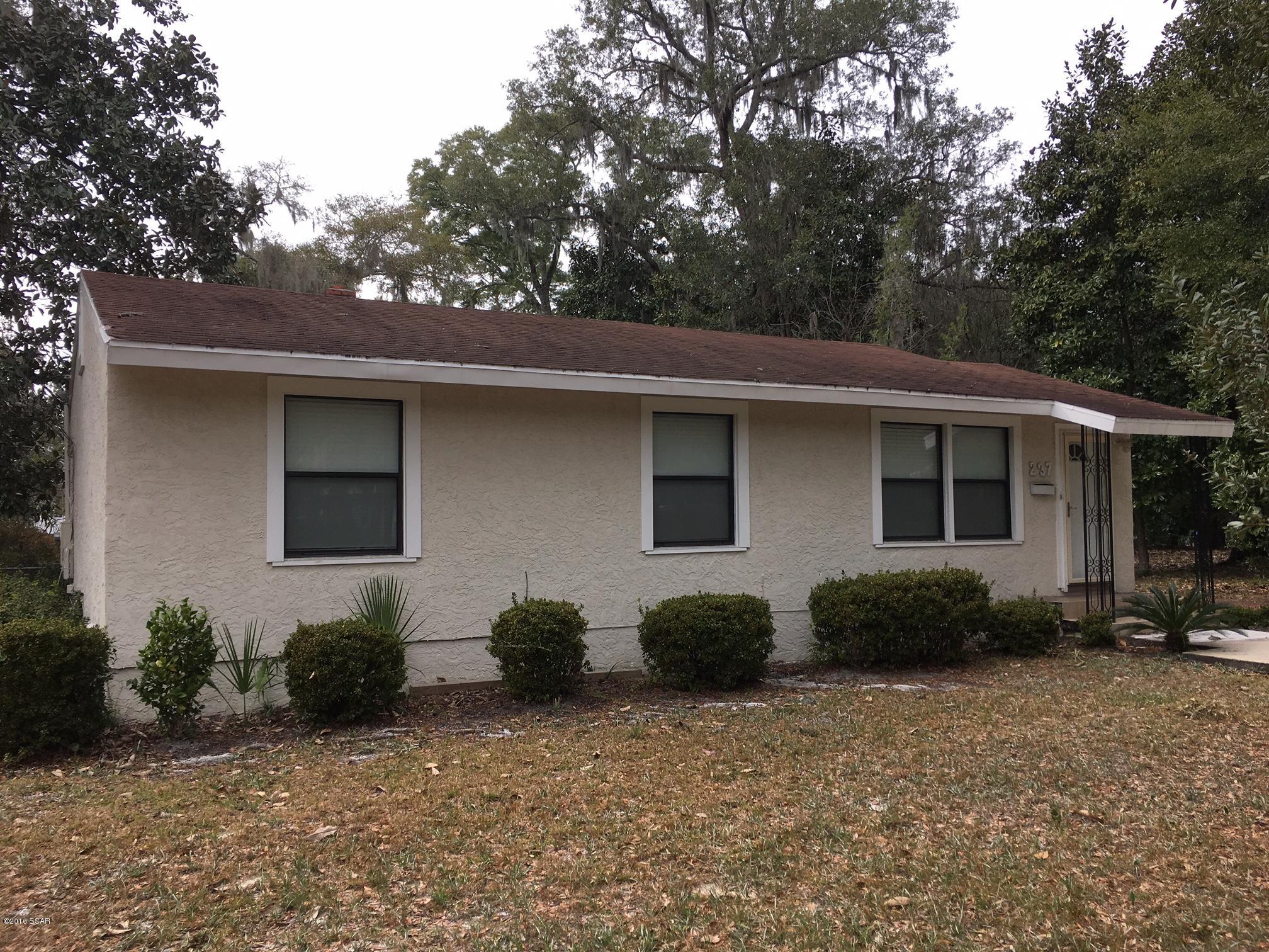 SUPER NICE 3/1 IN THE COVE NEAR DWTN.. Dining room, granite counters & backsplash, real wood cabinets, newer appliances, recessed lighting, tile & wood laminate flooring in bedrooms, carpet in living room; bathroom all tile. W/D hookup. Screened in back porch, very large yard. Pet negotiable with refundable pet deposit, certain restrictions apply. Call for details.