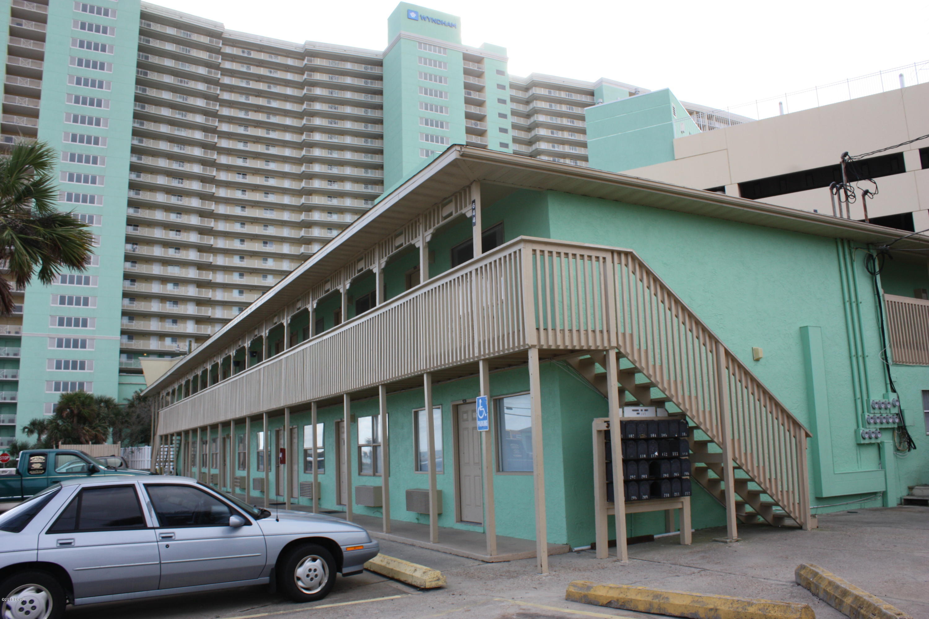 PARTIALLY FURNISHED. ALL UTILITIES INCLUDED IN RENTAL AMOUNT.Efficiency Unit, stroll from the Gulf,wall mounted a/c unit. On site laundry room with washer and dryer and bbq/picnic area. 7 month to 1 year lease available. NO PETS!