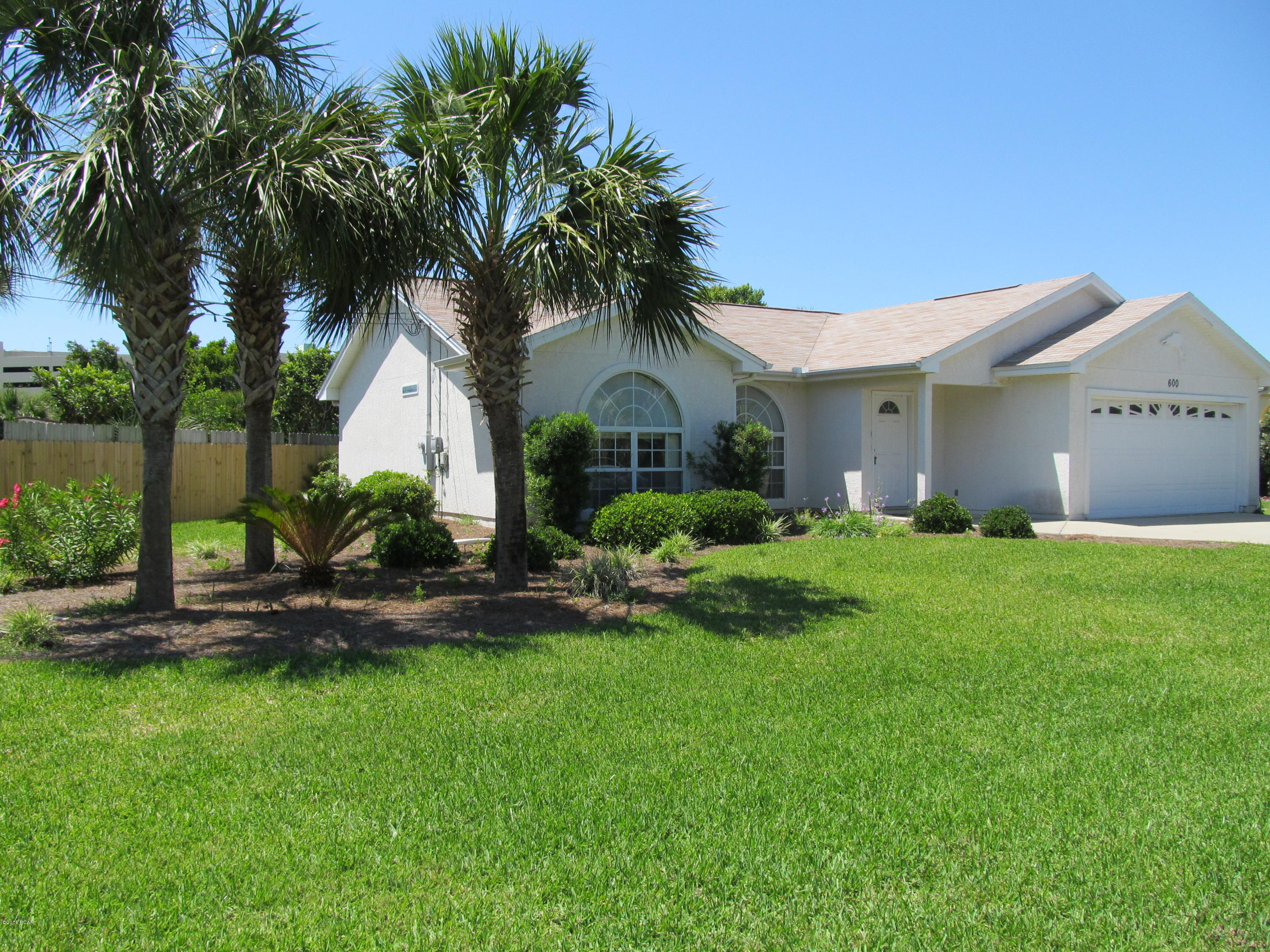 Lovely 3 bedroom, 2 bath, 2 car garage on corner lot. Home features split bedroom floor plan, open living and dining area, eat in kitchen, screened patio overlooking lush landscaped lawn. Lawn service and reclaimed water for lawn provided.