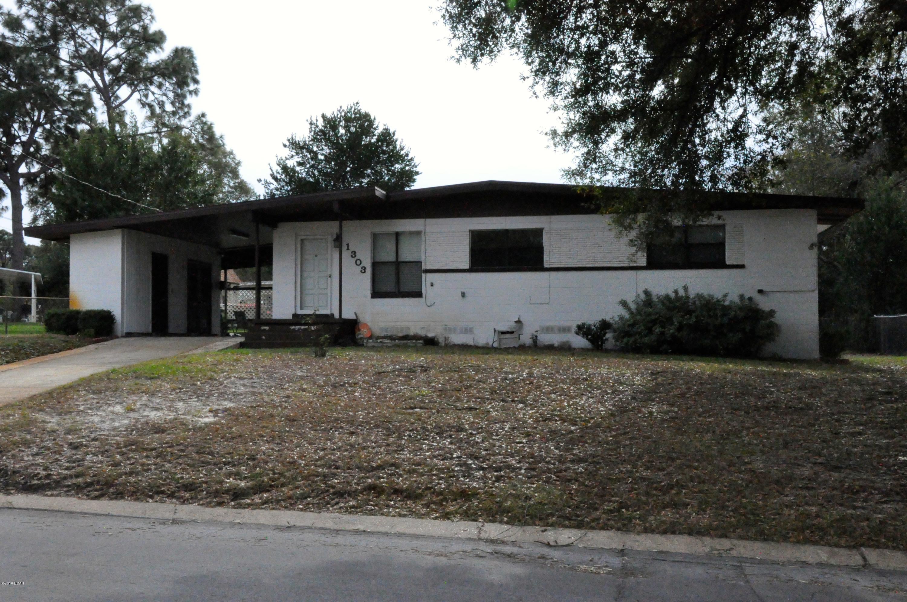 GREAT PRICE, GREAT LOCATION!  2 BEDROOMS PLUS OFFICE WITH HARDWOOD FLOORS THROUGHOUT.  KITCHEN HAS BEEN RENOVATED.  CARPORT FOR PARKING PLUS COVERED BACK PORCH, ADDITIONAL DECK AND A SHED/WORKSHOP. A TRANSFERABLE TERMITE BOND IS IN PLACE.  HOME IS A STONE'S THROW TO CHAPMAN PARK, AND MINUTES TO 23RD ST SHOPPING AND RESTAURANTS.  ALL SIZES AND MEASUREMENTS APPROXIMATE - BUYER TO VERIFY IF IMPORTANT.  PLEASE SCHEDULE A VISIT TO SEE IF THIS IS THE HOME FOR YOU!