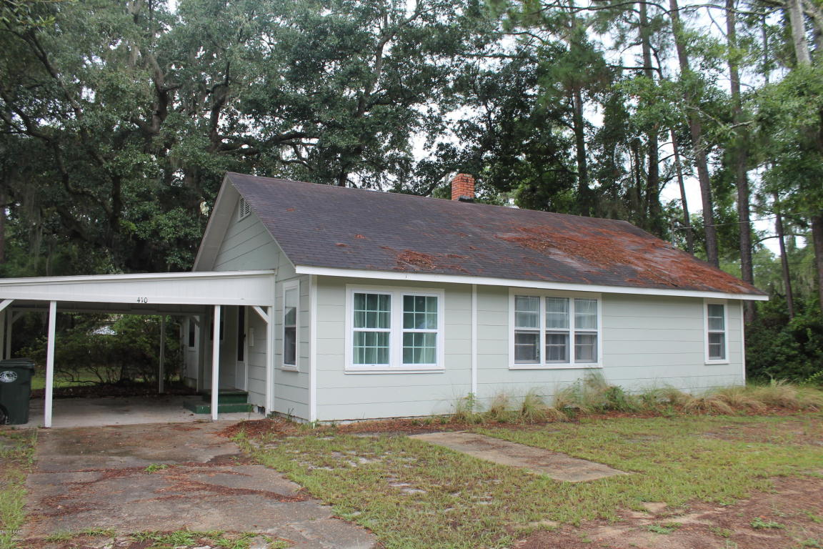 Exceptional Remodeled Florida Cottage just steps from North Bay. This 3 bedroom, 1 bath cottage sits on one of the original platted city lots 100x135. It also backs up to a city alley way for back access so if you have an RV or boat that may needs it's own storage space you can keep it in your own back yard! This lot is big enough to put a large garage or workshop on the property. All the sheetrock, hardwood flooring, wiring and plumbing have been redone, the exterior has been painted and the air condition unit is new. SELLER IS OFFERING $5000.00 TO USE TOWARDS FINISHING THE KITCHEN TO YOUR TASTE. See the pictures as this property is also just steps from the Lynn Haven Park and boat landing...so bring your fishing poles too! Don't miss out on this lovely jewel! *See pictures!