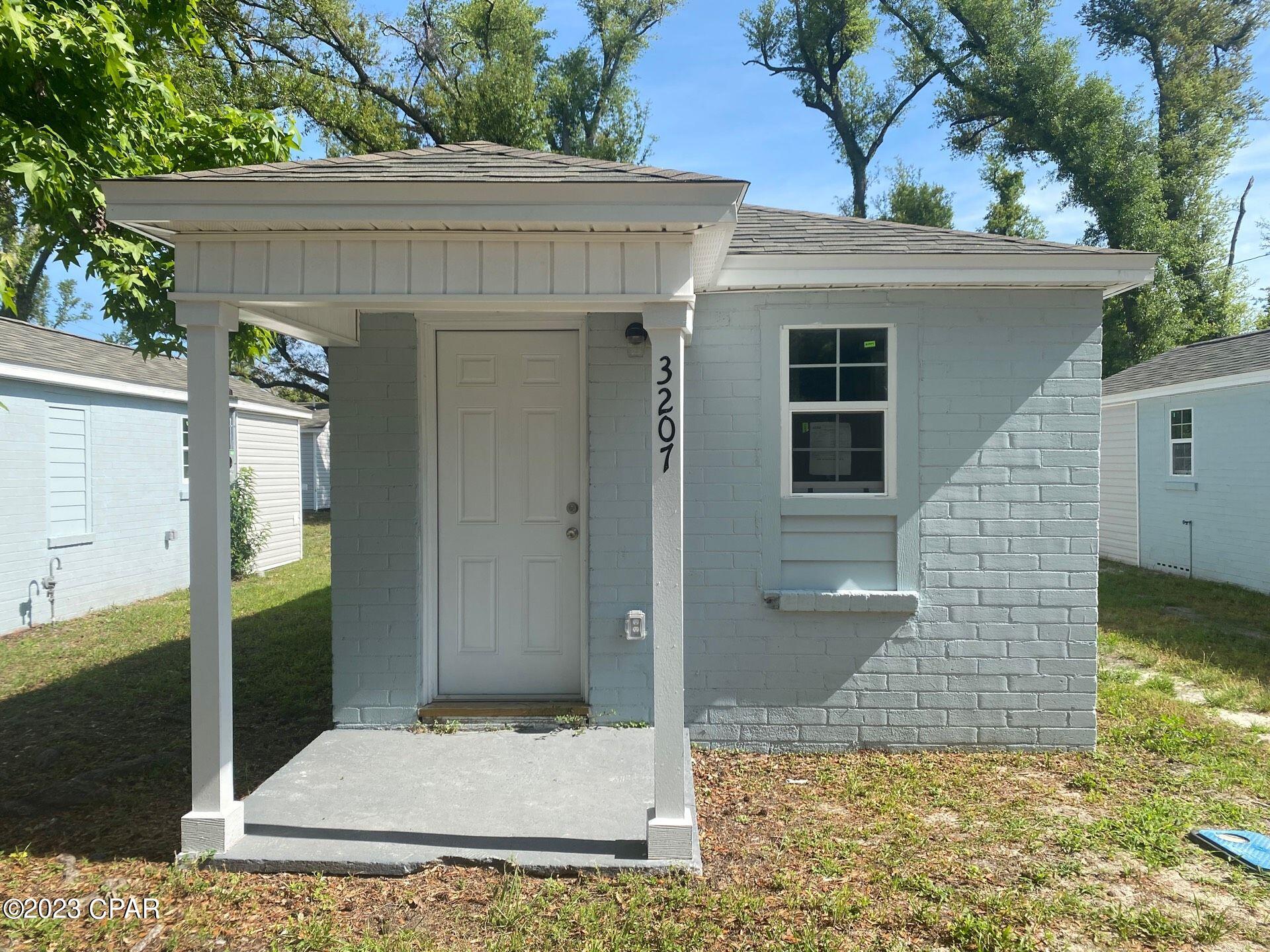 Newly renovated efficiency unit. New paint, flooring, and appliances throughout. Tankless hot water heater and washer/dryer connections! Lawn service is included.

*No pets*