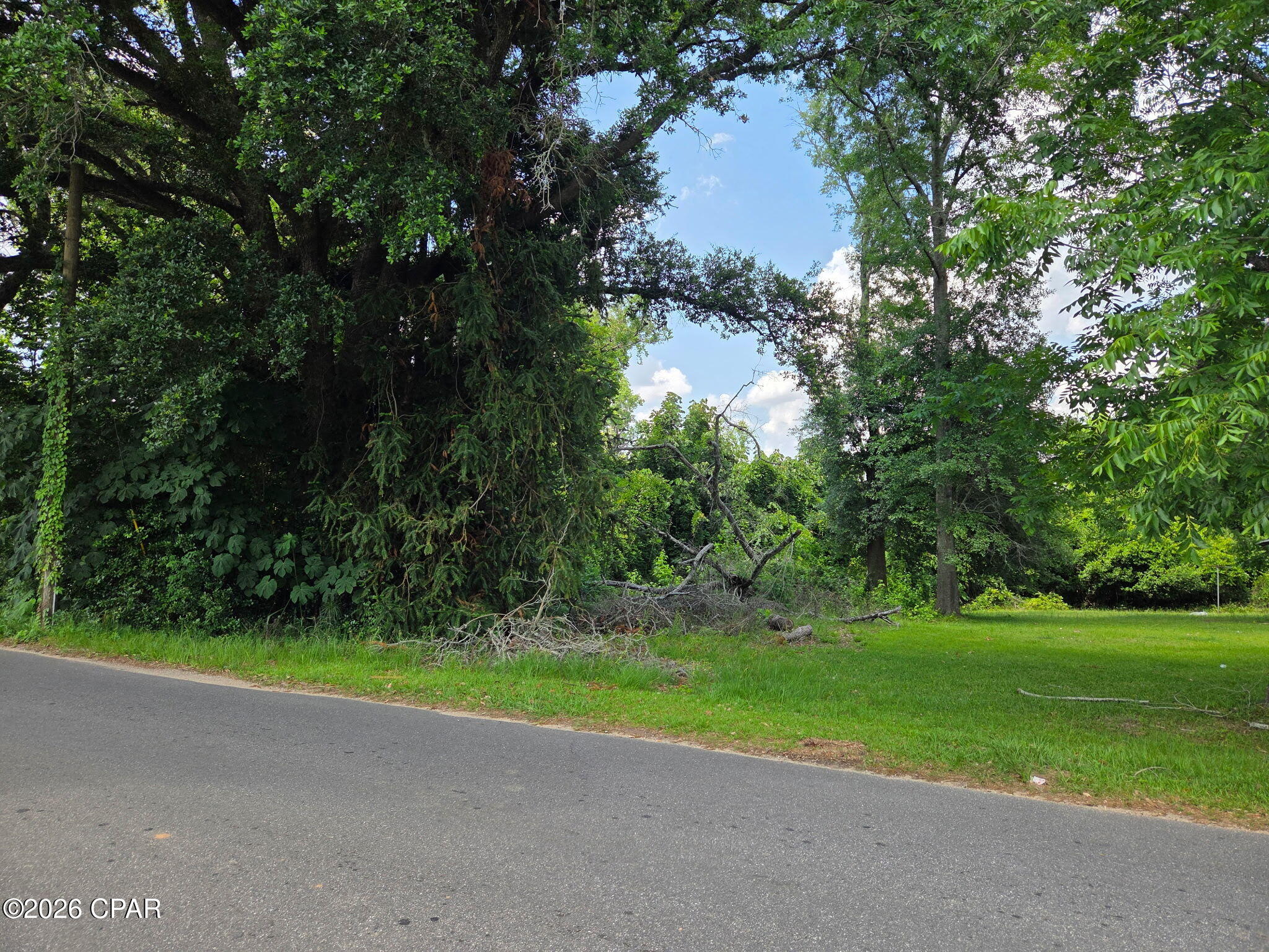Nice lot in Marianna west side.