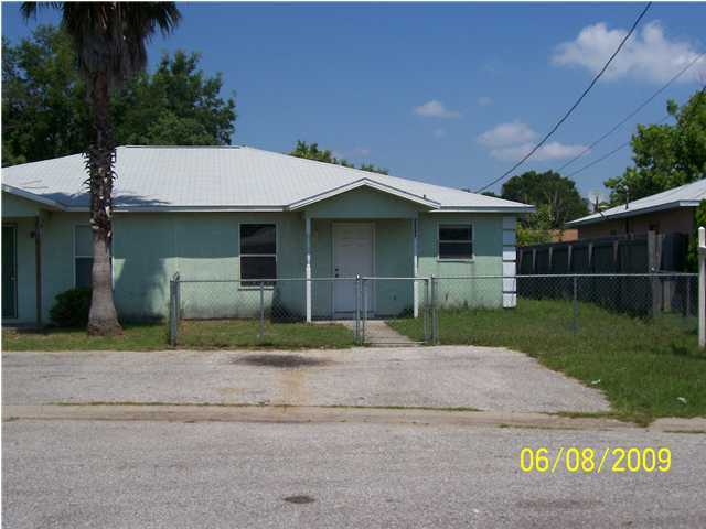 Located in St. Andrews area of Panama City and just a short walk to Lucille Moore Elementary School.  This is a 3 bedroom, 2 bath duplex.