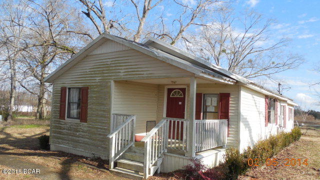 3 Bedroom 2 Bath Country home in Graceville. Aprox 1324 Sq ft located on 1.19 acres. Home needs some work but would make a great investment! Close to Shopping and schools! Call today..Sold AS-IS***This property is now under auction terms. All bids are to be submitted through www.auction.com. This property is subject to a 5% buyer’s premium pursuant to the Auction Terms & Conditions (minimums may apply). Please contact listing agent for details.