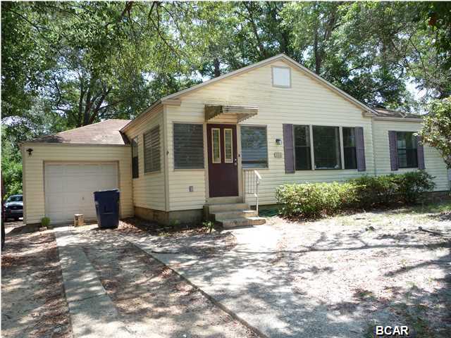 In the COVE!! Cute and neat 3 bedroom 1 bath. Convenient to downtown and Bay Med Sacred Heart. Backyard is chainlink fenced. Also an alley access in back. Pets negotiable.