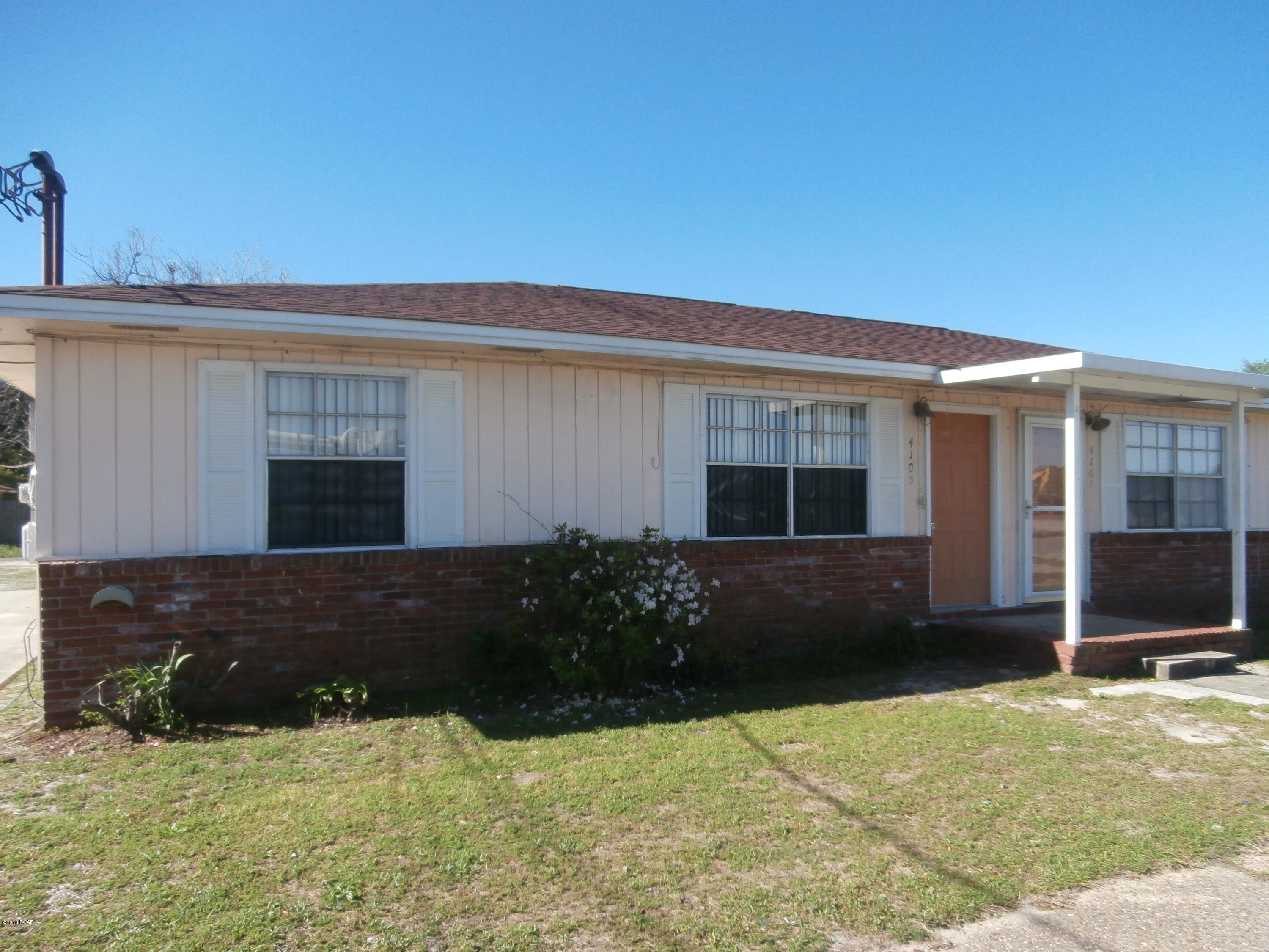 3 BEDROOM, 2 BATH DUPLEX IN ST. ANDREWS AREA. BRAND NEW CARPET. JUST PAINTED. ALL ELECTRIC, HOOK-UPS FOR WASHER AND DRYER, CENTRAL A/C AND HEAT, CLOSE TO GULF COAST COMMUNITY COLLEGE AND FSU, MINUTES TO BEACH AND NAVY BASE, NEAT, CLEAN.

NO PETS 



ZONED FOR LUCILLE MOORE, JINKS, AND BAY