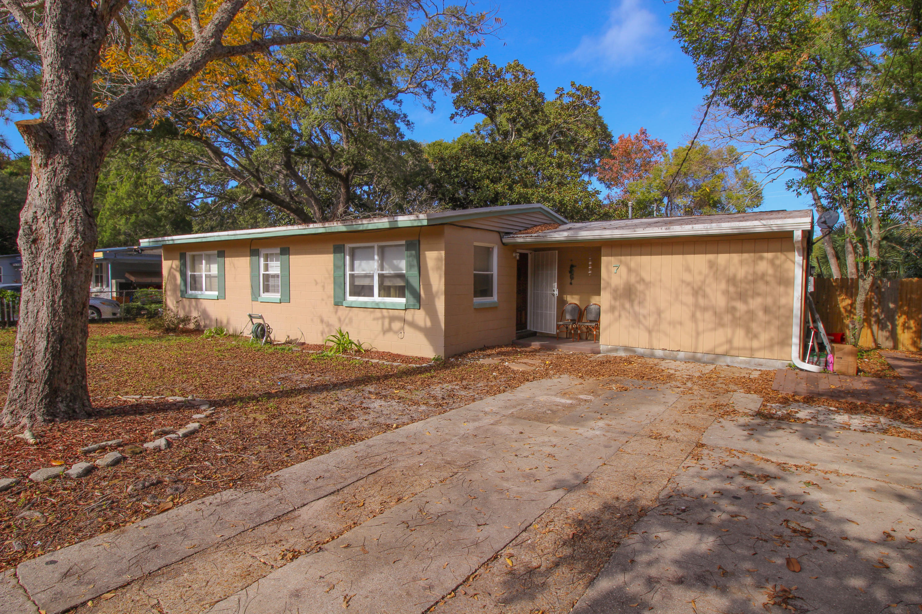 3 Bed 1.5 Bath located in southern Ft. Walton Beach. The majority of the home is concrete block which will require no maintenance and stands strong against storms.
this is a great family home or investment property. Home IS OCCUPIED until Mar 1 2017.
Buyer to verify all info and dimensions.