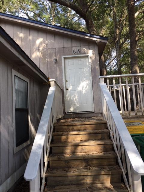 Nice unit in the heart of Niceville, fresh paint, all tile with carpet in bedrooms. washer/dryer hook ups, small yard, sorry no pets allowed and no smoking!