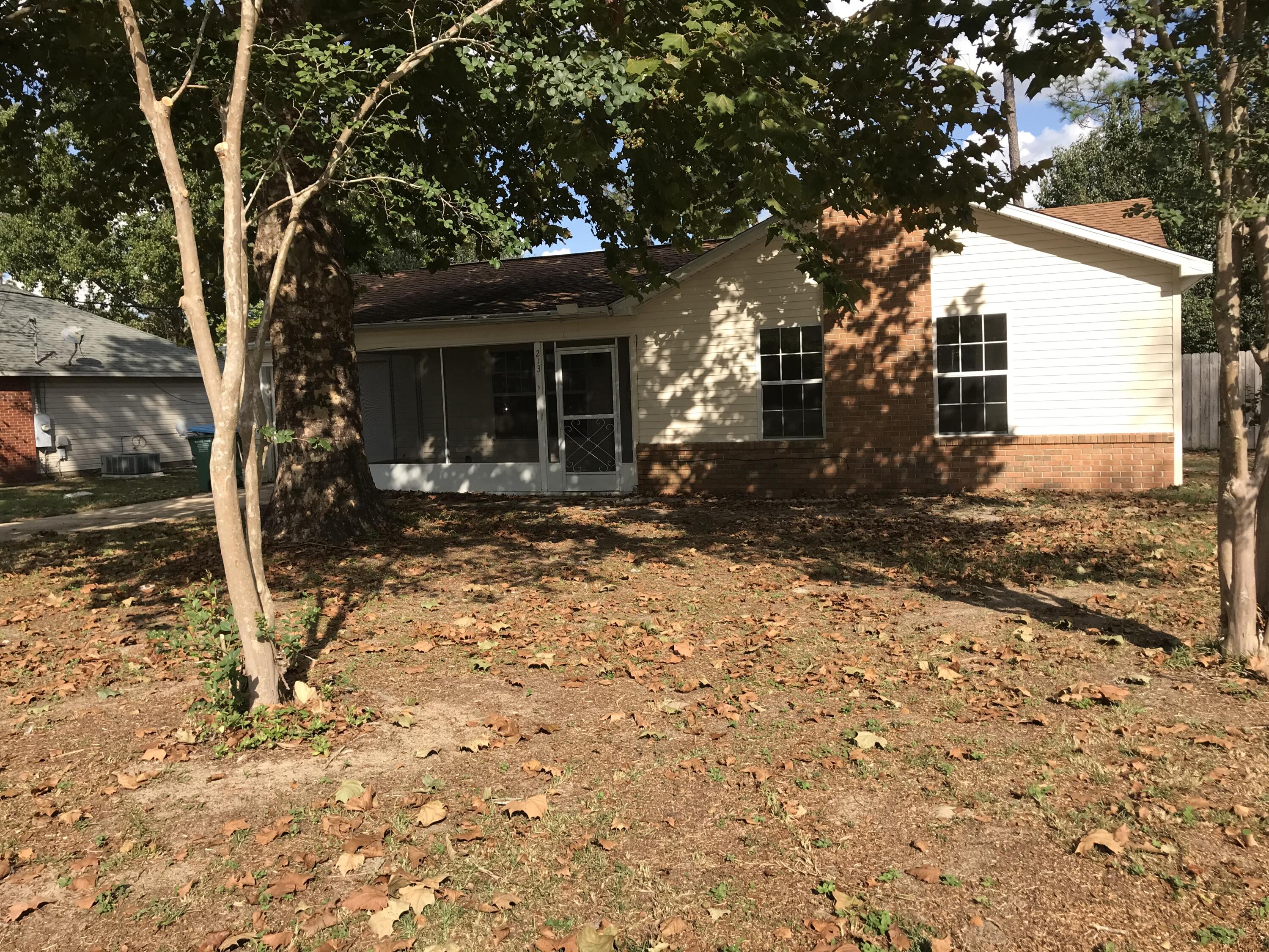 This 3 bedroom 2 bath open floor plan is waiting for you. New tile in all 3 bedrooms. Lots of cabinets for storage in this handy kitchen. Nice dining area for those family meals. Master bedroom has a large closet for storage. Bonus screen room for outdoor get-to-gathers. Nice size fenced in back yard. A must see.