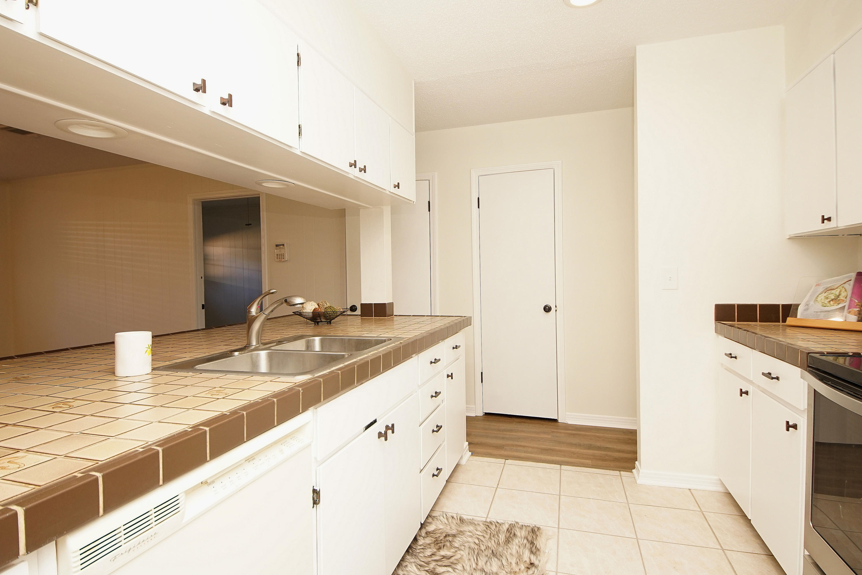 KENWOOD
South Range 24 (242000.00) - Residential