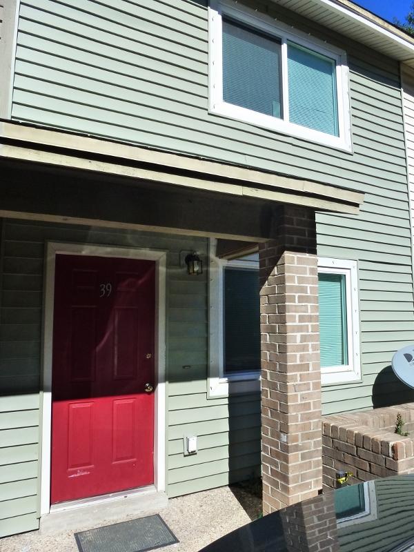Convenient and centrally located town home is within easy access to shopping, both bases, beaches, and hospital. Let the pictures tell the story. Worth seeing, Worth renting! Available NLT 20 February 2017.