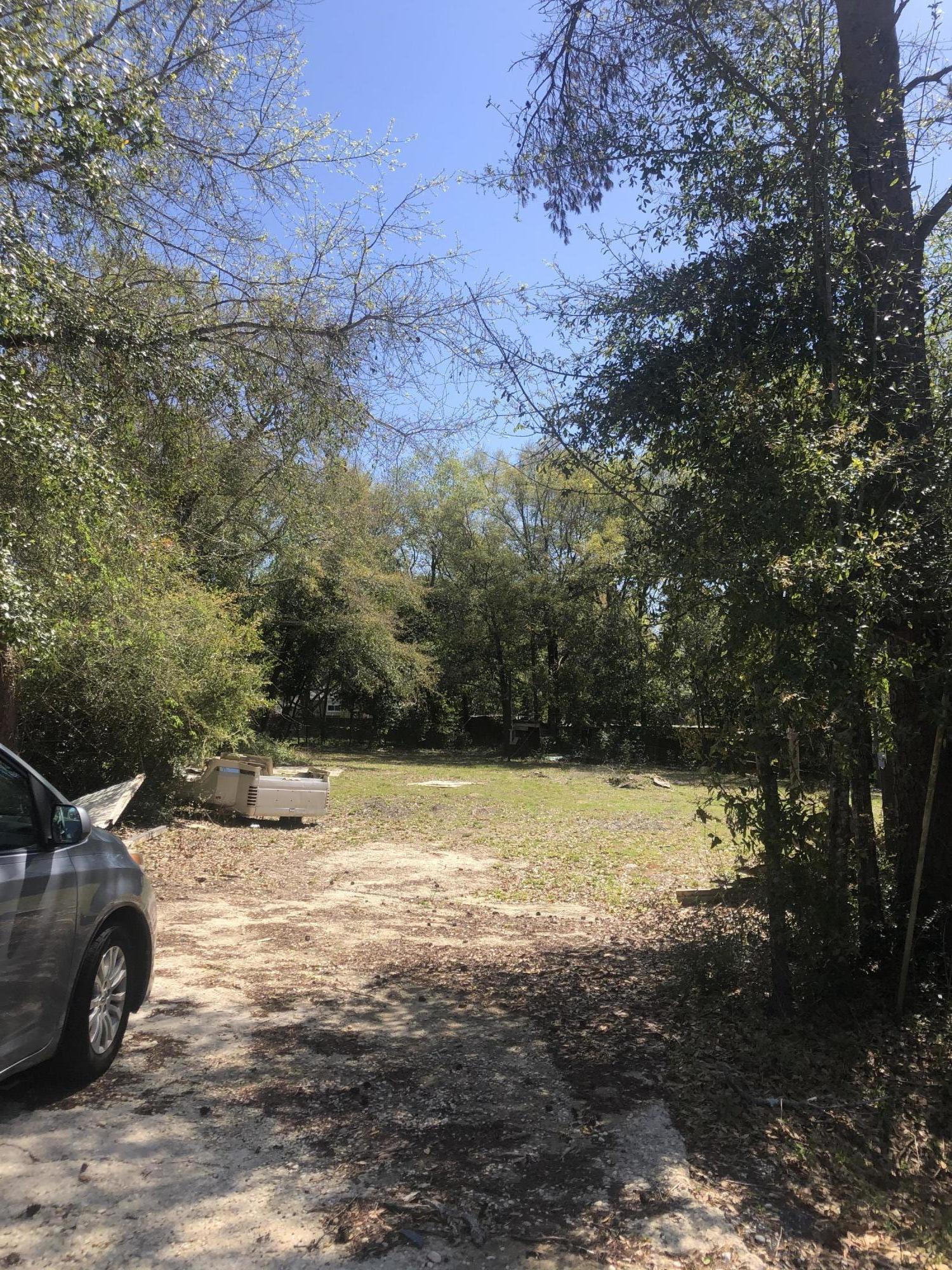 1/4 Acre lot centrally located in Niceville. The lot is cleared and already has a septic system that is just a few years old. Future land use may allow for multi-family or duplex. There aren't many vacant lots available in Niceville, and certainly not at this price!! Lot is centrally located to 
everything.
Lot is zoned R 2 medium density
water tap paid