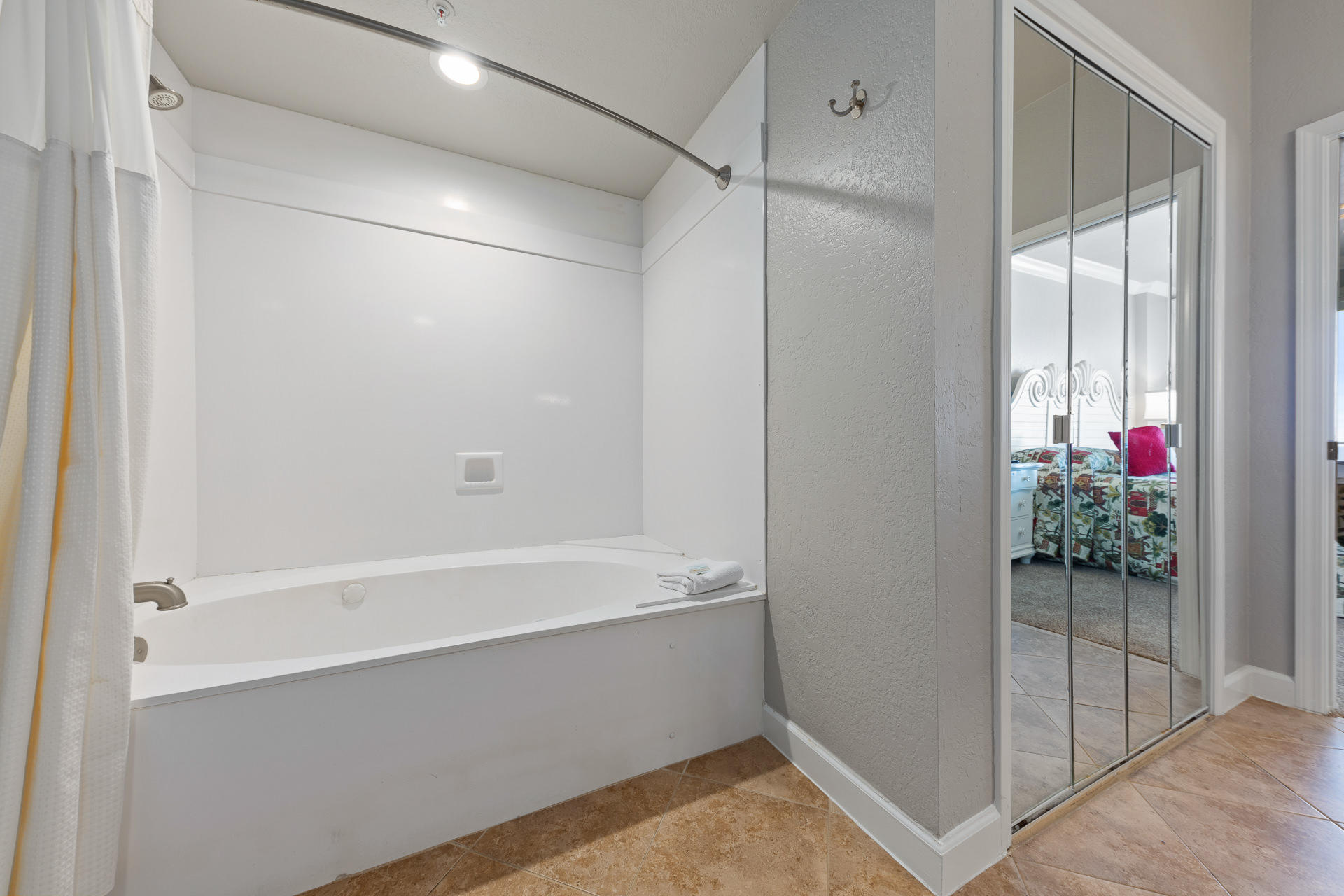 SUMMERCHASE CONDO

Inn at Crystal Beach - Residential