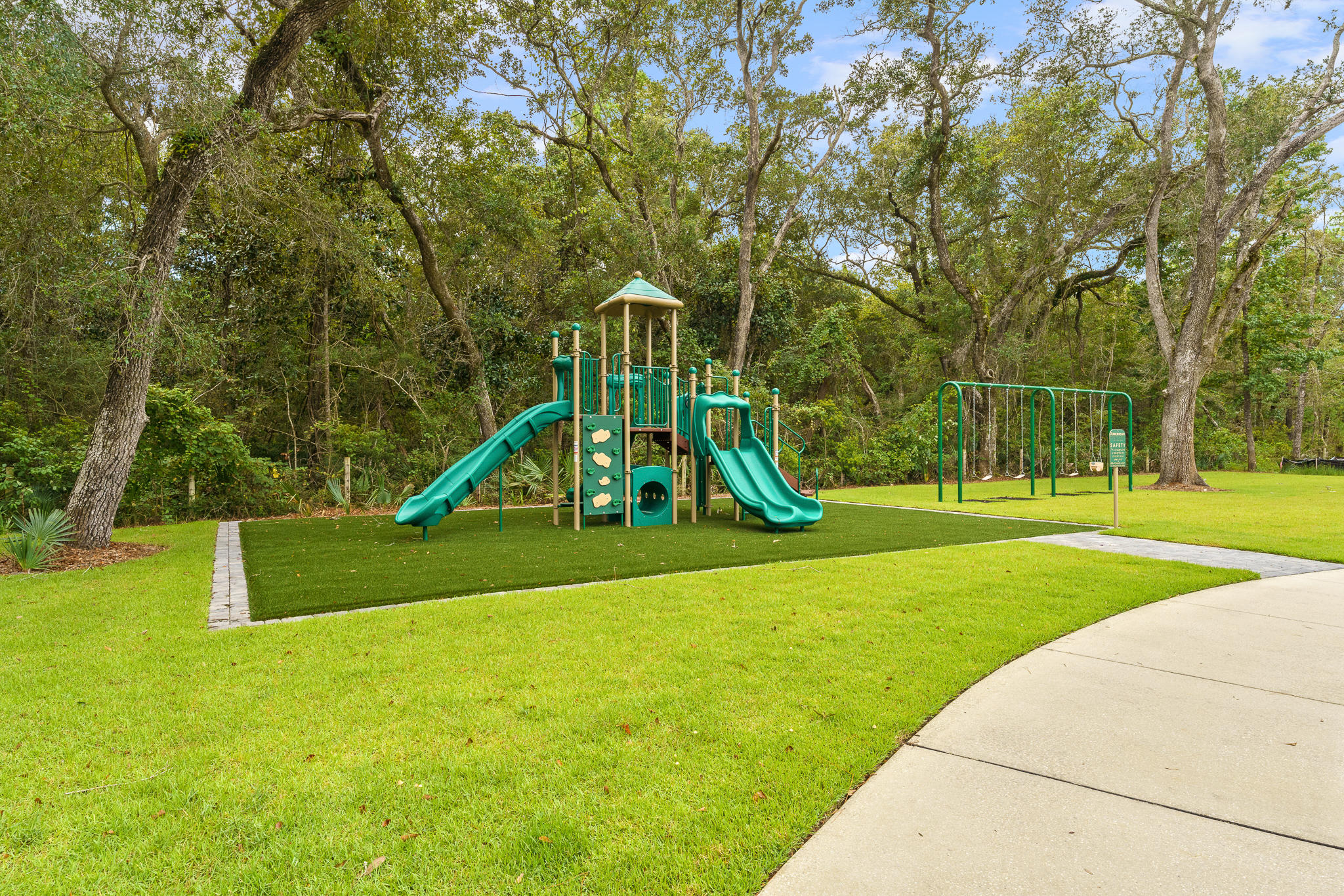 CHURCHILL OAKS - Land
