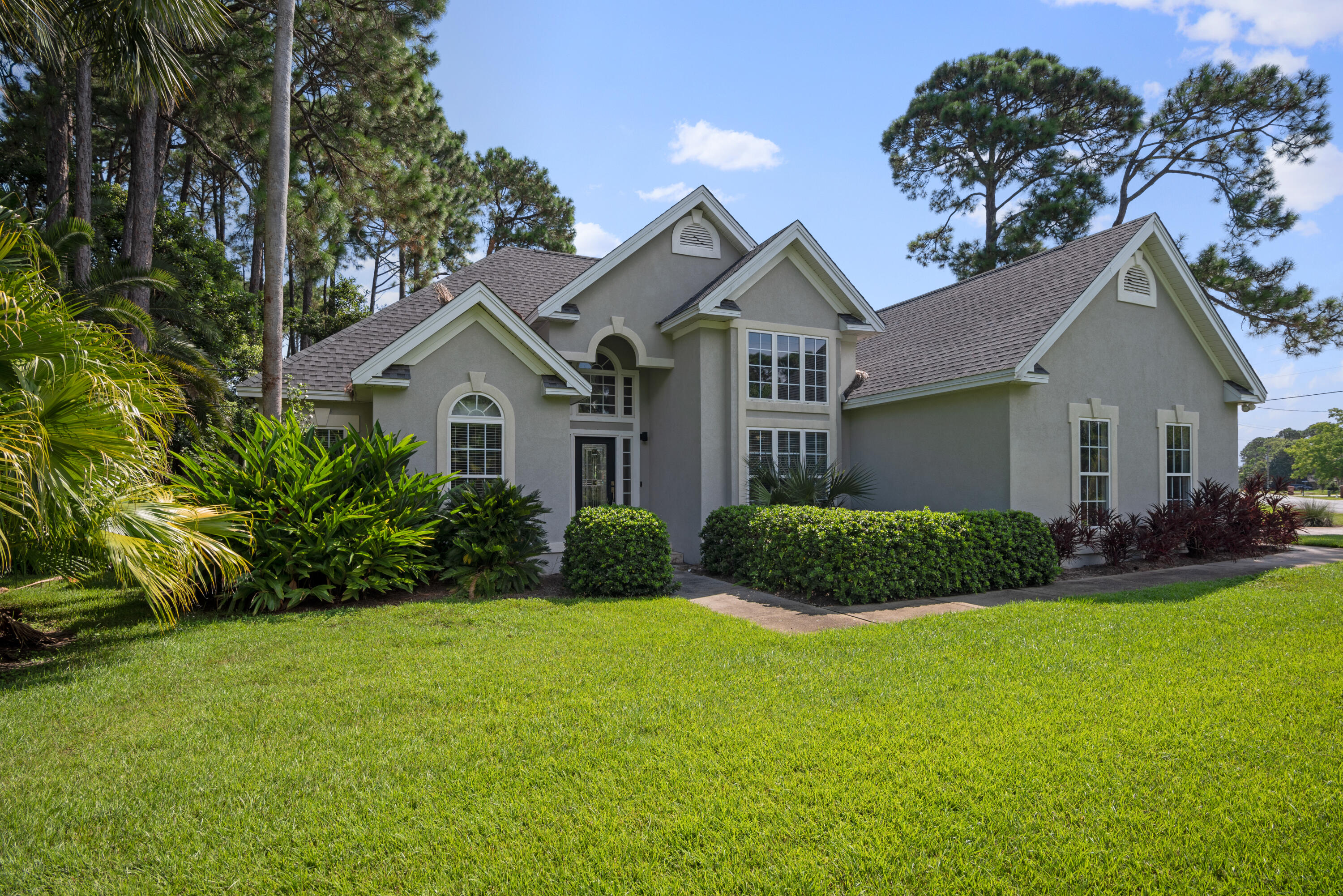 Beautifully renovated home on an incredible corner lot with NO HOA DUES. As you walk in the front door you are welcomed by soaring ceilings and a richly stained hardwood floor that invites you into the home. The open living space seamlessly transitions into the beautifully remodeled kitchen with bar seating, stainless steel appliances including a double door wine chiller, beyond this is a sun room with cathedral ceiling providing access to the fenced back yard with patio. The split floor plan provides privacy while maintaining a convenient, single level living lifestyle. The generously sized master bedroom provides an additional nook area which is perfectly suited for a home office. Leading into the master bathroom you will be welcomed by a large spa-bath alongside an elegant walk-in shower. Recent notable improvements include a 2016 roof along with a water heater and air condenser replacement in 2019. With this home's location, you are short walk to the communities public bay-front park and a short drive to the beach and all of the restaurants, shopping and other amenities the area has to offer.