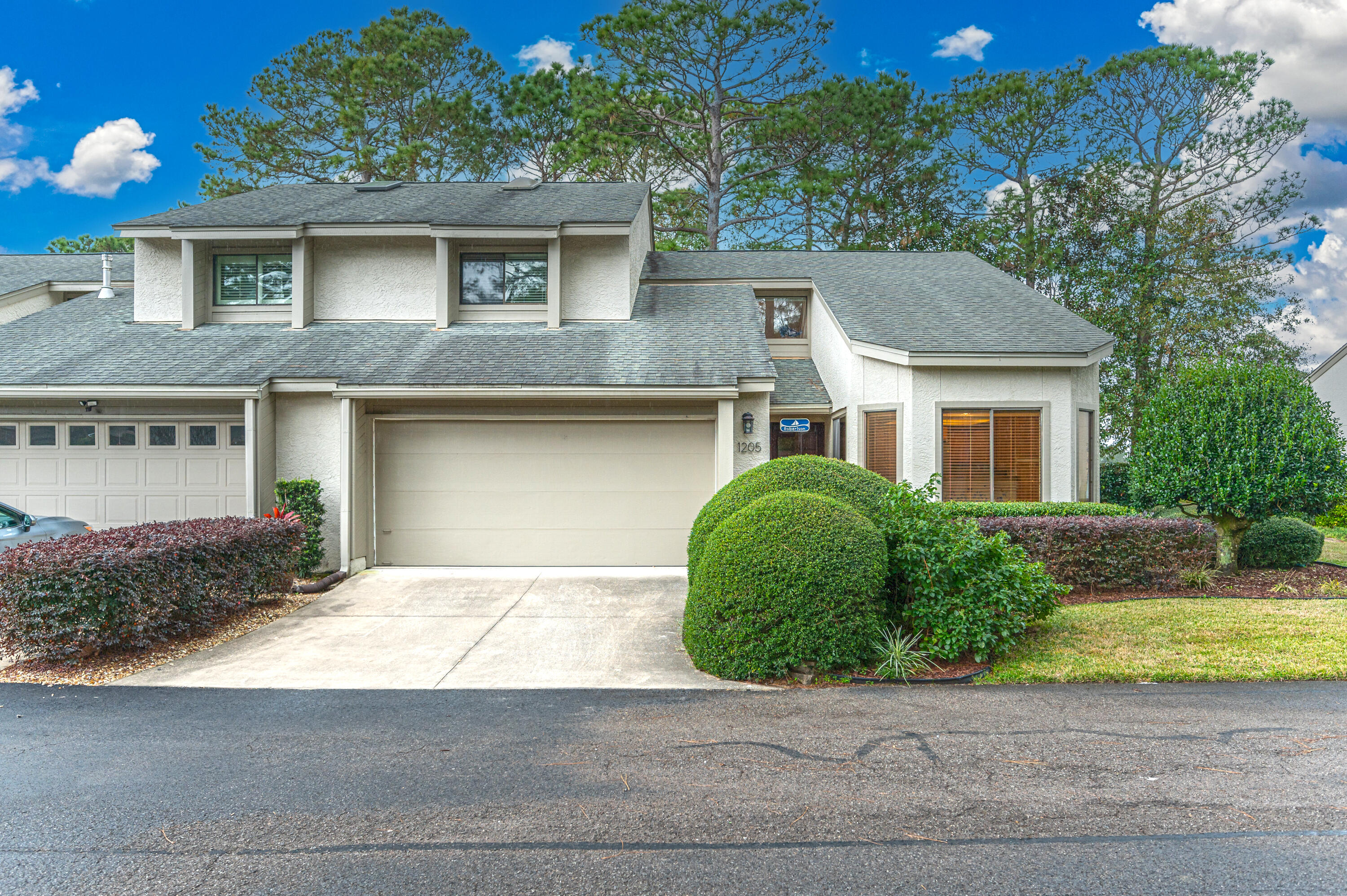 MULTIPLE OFFERS IN PLACE. PLEASE PROVIDE HIGHEST & BEST OFFER BY 5:00 P.M. FEB 2, 2022   Great opportunity to own a 3bdr + office, end unit at Gleneagles in Bluewater Bay.  Bluewater Bay offers many amenities, to include golf, tennis, pools, walking trails, marina and restaurants.  Very open and full of natural light, this two story townhome features the main/owner's bedroom on the first floor with an ensuite bathroom and walk-in closet, and two bedrooms and an additional office space,  and a full bathroom on the second floor.  Beautiful landscape, meticulously maintained by the HOA.  Gleneagles is a quaint community just south of HWY20, and only minutes away to local restaurants, shopping, Eglin AFB and Destin's white sandy beaches.