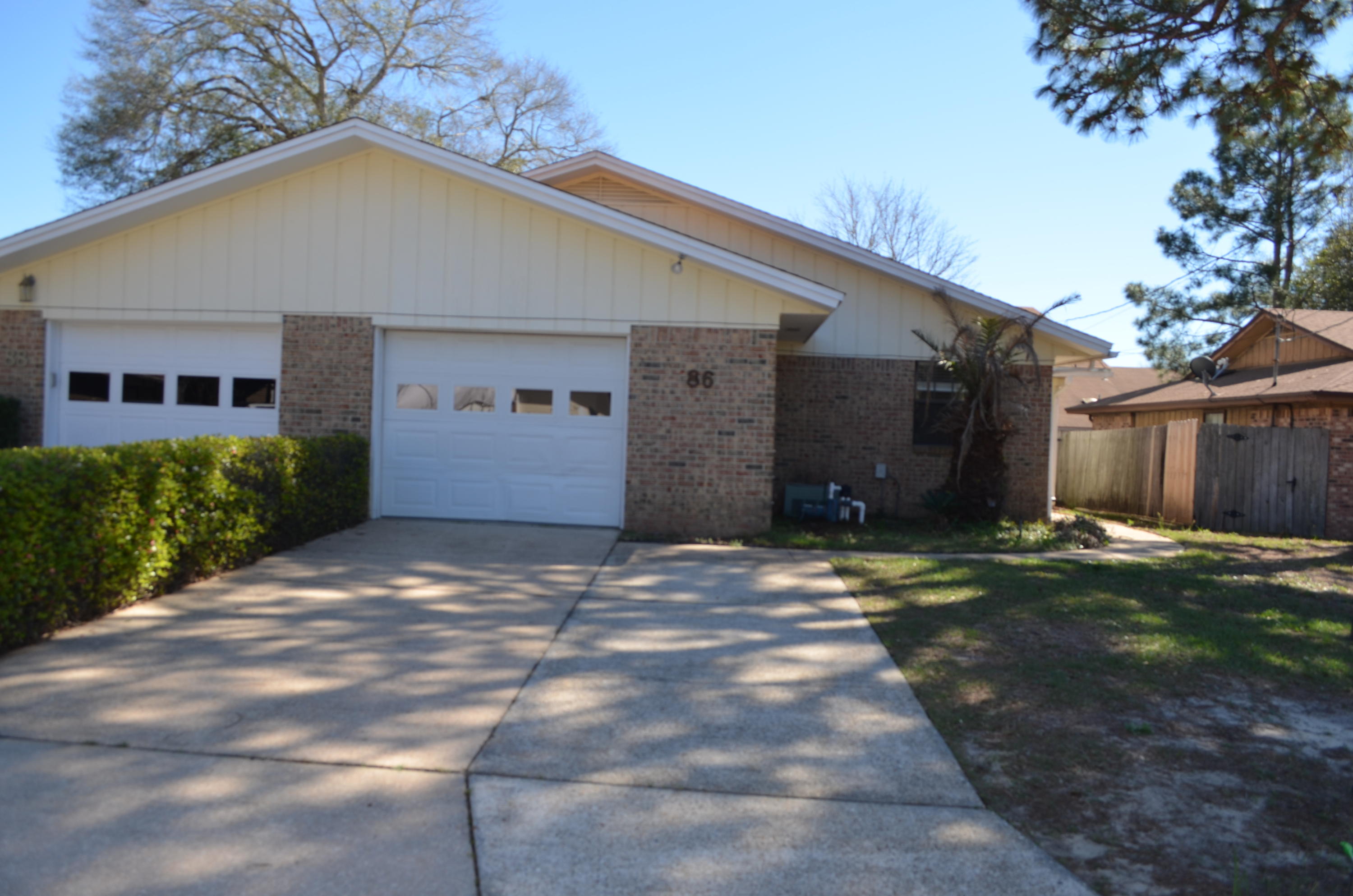 Nicely loved one story duplex that has an open, gentle flow floor plan for dining/living/kitchen area; all enclosed atrium for your relaxation; split bedroom plan; all tile except for bedrooms and an open wood deck in fenced back yard that has a pass thru window from the kitchen!! Small pets only with non-ref pet fee.