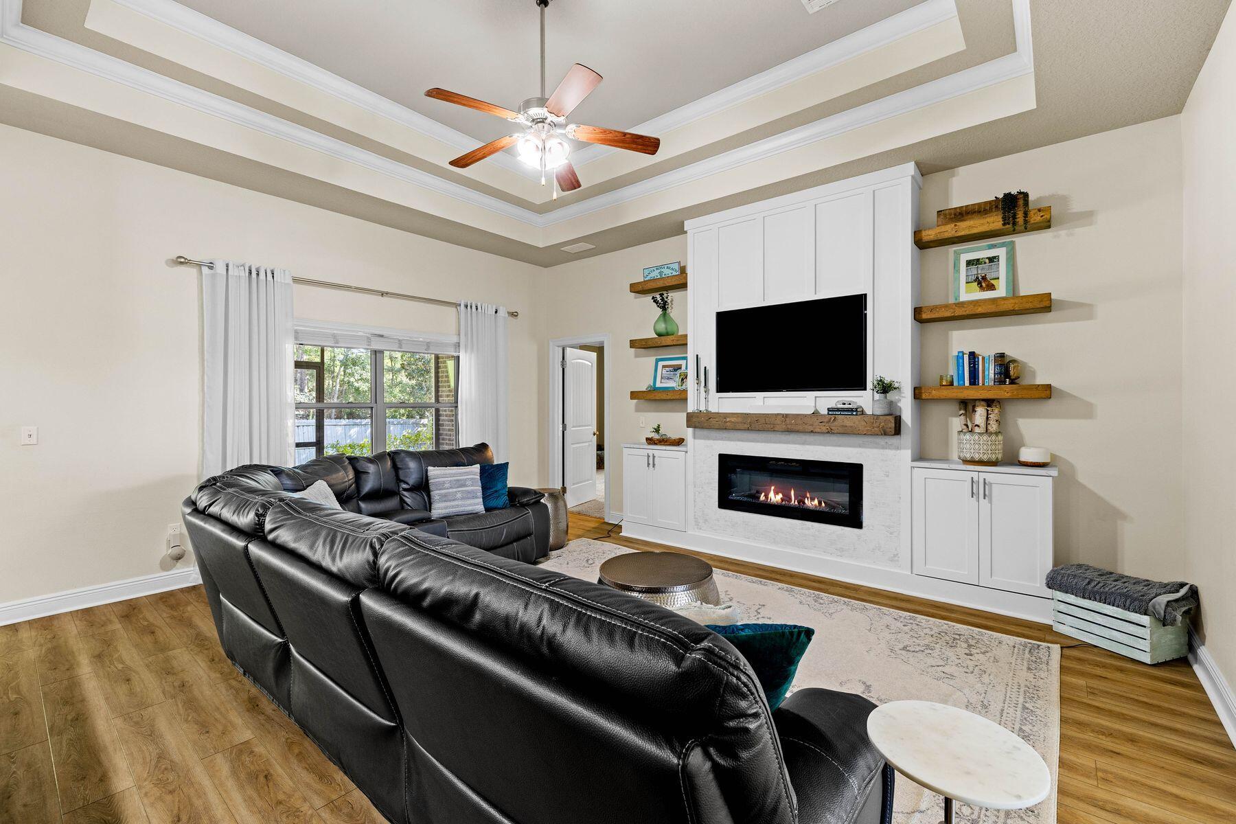WHISPERING LAKE - Residential