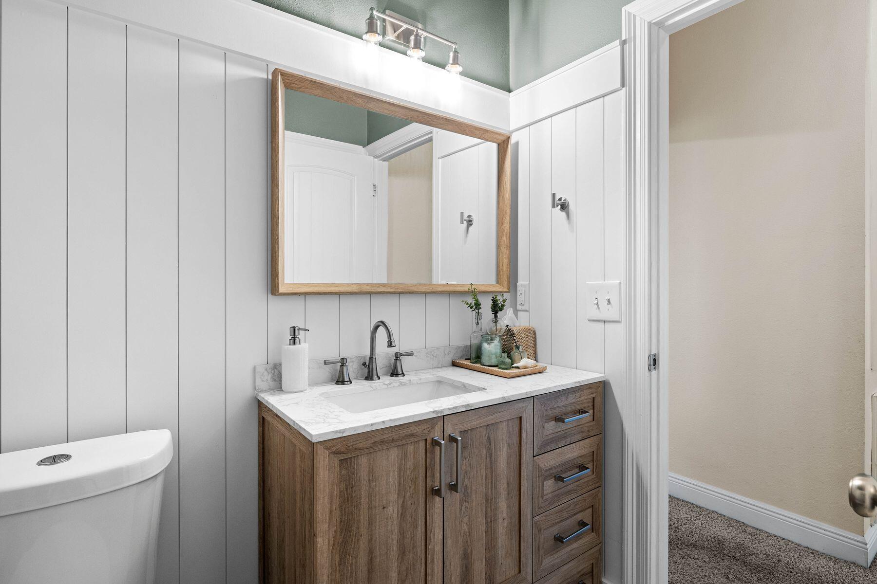 WHISPERING LAKE - Residential