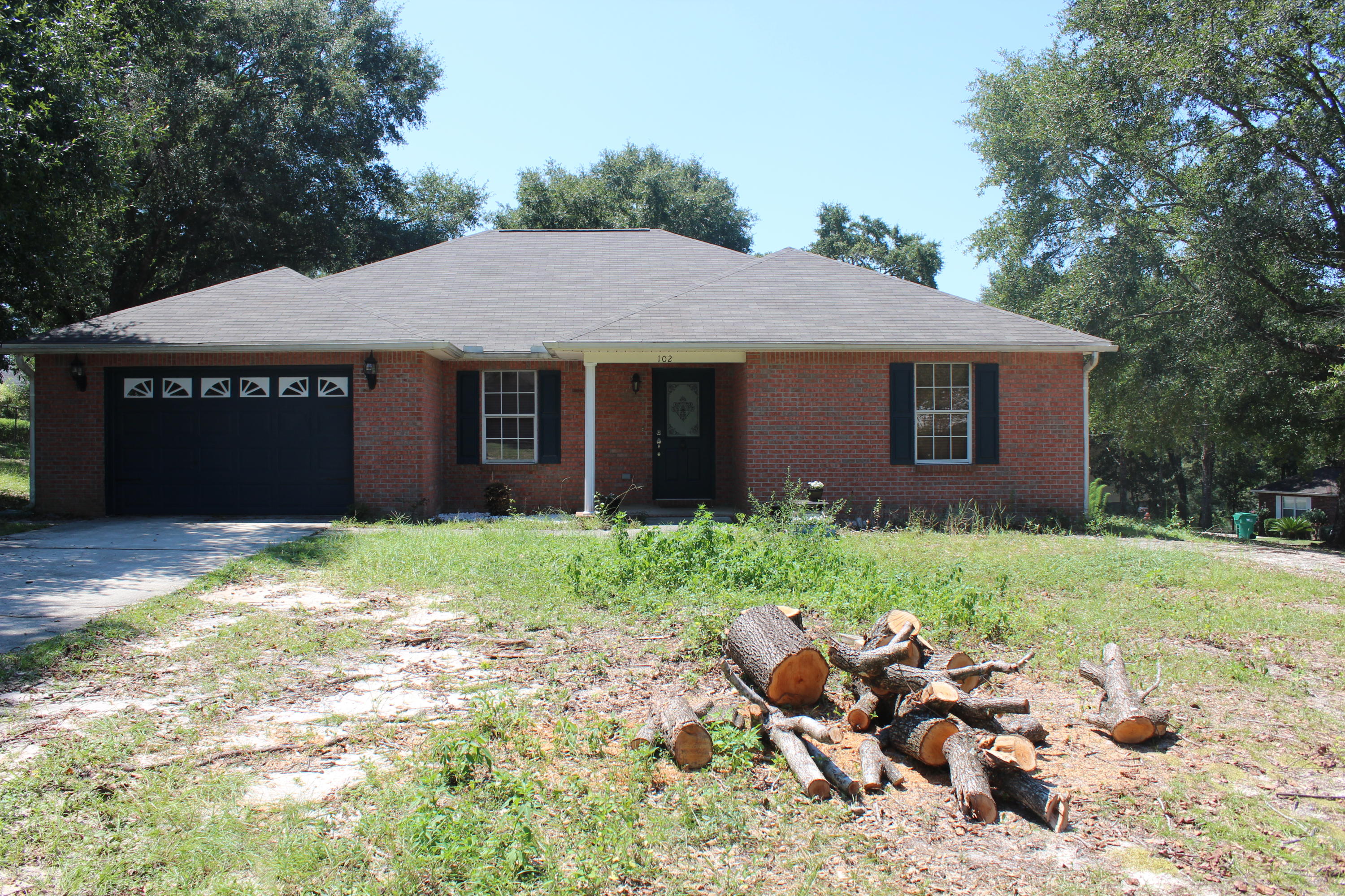 Beautiful 3 bed 2 1/2 bath home on the North side of Crestview. Easy access to either Hwy 85 or Hwy 90. Home offers a stand up shower in the Mater with his and her closets. Guest Bathroom is very spacious. Extremely large fully screened back patio great for entertainment. Kitchen is updated with stainless steal appliances.