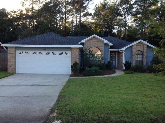Beautiful 3BR rental home in excellent condition. This conveniently located home is newly painted and ready for your family!! Large family room has a fireplace. Eat-in kitchen and separate dining area provide plenty of room to unwind. There is a privacy fenced backyard with a small stream. There is even a boardwalk along the stream and beautiful forest behind home. All of this can be enjoyed from the 200 sqft heated/cooled Florida room. It includes the use of a washer and dryer. In this condition, it won't last long. Schedule appt to view today.