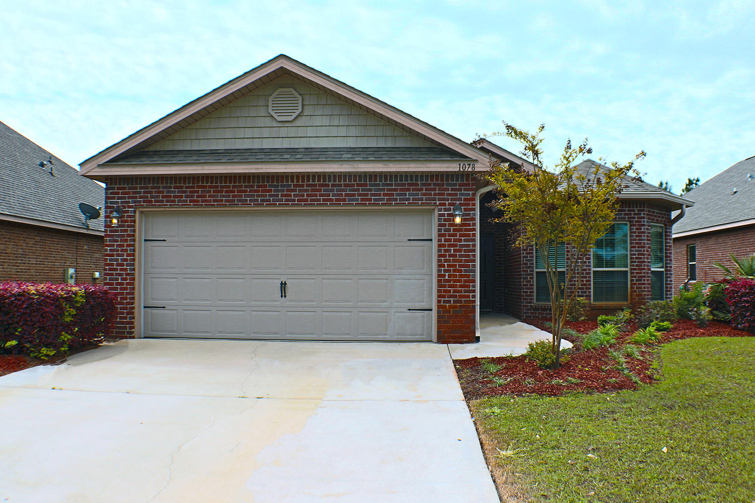 Welcome to Driftwood Estate! One of the most desired neighborhoods in the fastest growing area of North Santa Rosa Beach(Less than 5 miles to Scenic 30A). This beautifully maintained 4 bedrooms and 2 bathrooms with 2 cars garage are located in the heart of the of it all. Just a convenience short ride to many of the well know restaurants, supermarket, shopping and movie theatre (Grand Boulevard at Sandestin) and Sacred Heart Hospital. The very large (0.22acre) lot is perfectly located across a scenery pound and park with multiple views of neighborhood water feature. It is also just a short walk to a huge and well-maintained community pool and playground.
This home provides a very carefully thought out floor plan starting with a very open living room to the dining room and kitchen and a l