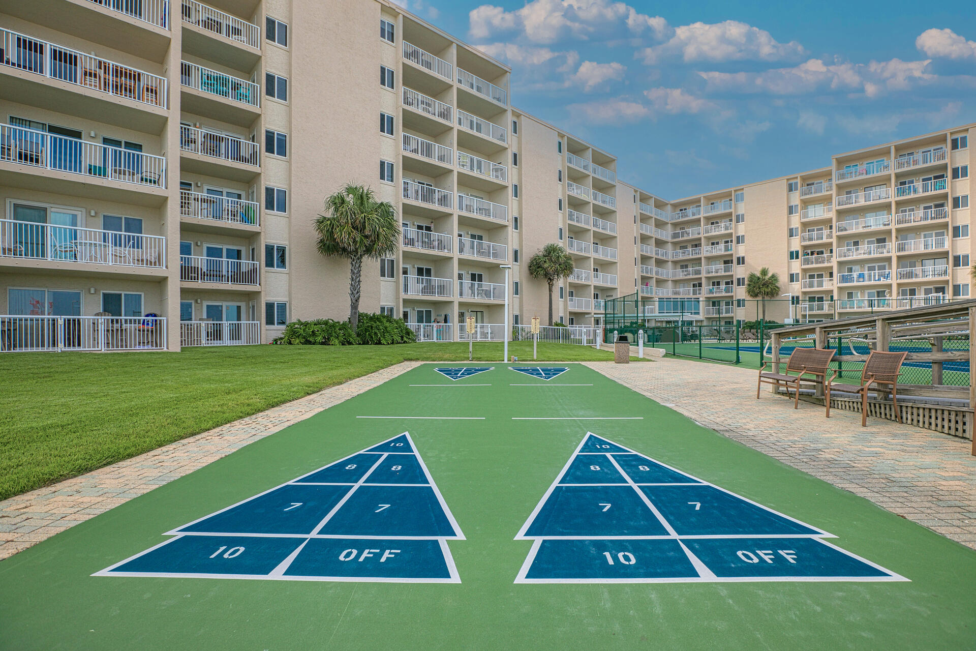HOLIDAY SURF & RACQUET - Residential