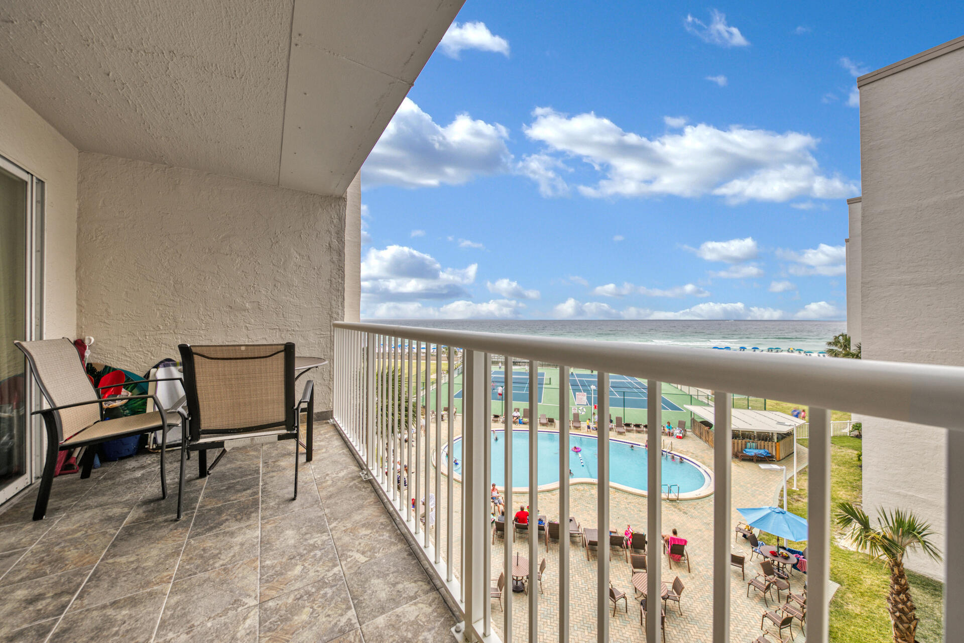 HOLIDAY SURF & RACQUET - Residential
