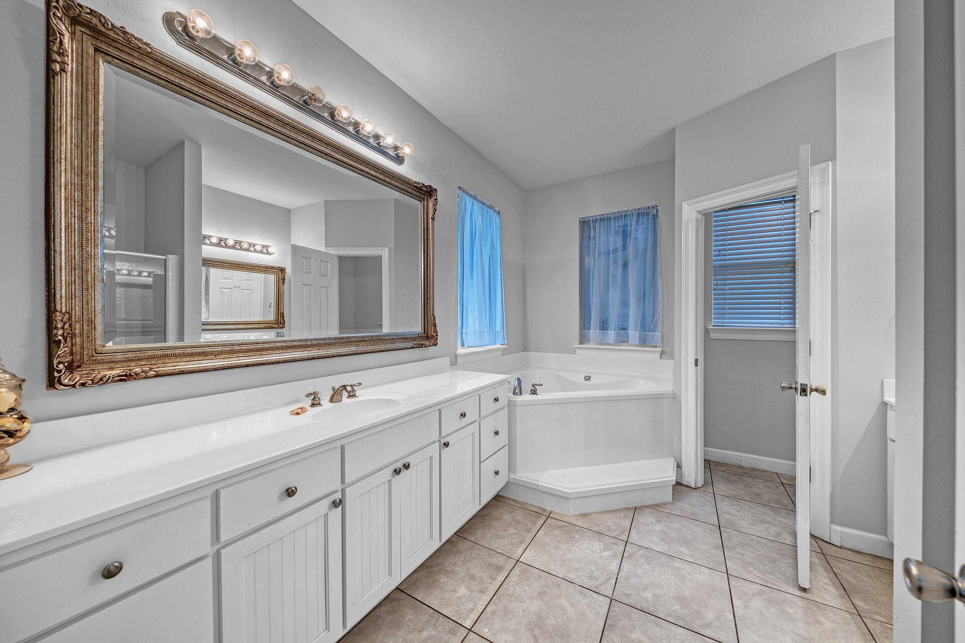 EMERALD SHORES - Residential