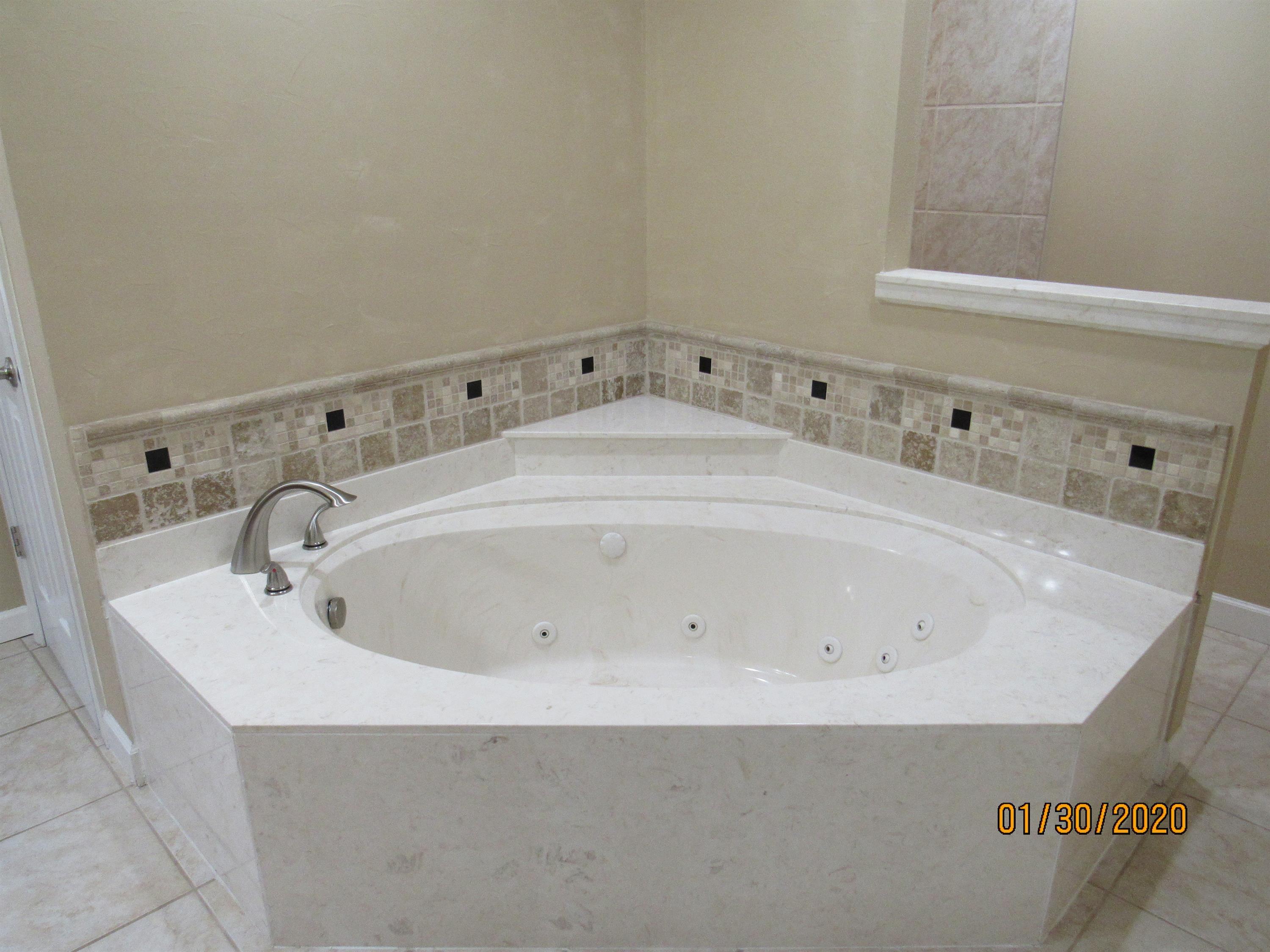 VALPARAISO PINECREST 6 - Residential Lease