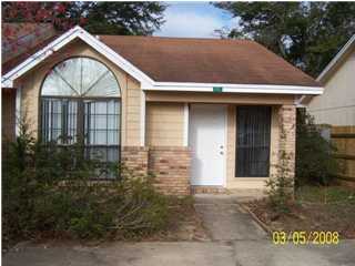 ADORABLE ONE STORY TOWNHOUSE CONVENIENT TO SHOPPING, BASES, AND BEACHES. FENCED YARD. LIVING ROOM DINING ROOM COMBO WITH BREAKFAST BAR.BRAND NEW FLOORING AND PAINT.