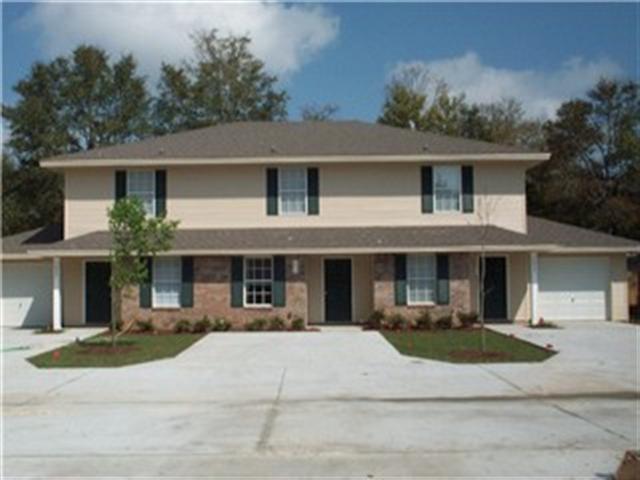 Like new townhomes in convenient location. Open floor plan for living/dining/kitchen areas with additional 6ft breakfast bar. Ideal for roommates! Each bedroom has a full bath, lots of closet space, washer/dryer connections. Lawn service and pest control are provided by owner. Available February 1st, 2019!