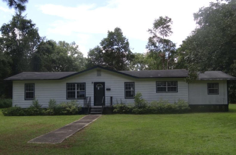 Great home in a rural area. Three bedrooms, one bathroom, and a lot of approximately 18,730 square feet.
Shed in backyard may need to be torn down. Den, living room with built-ins, and carpeted bedrooms. Nice
sized kitchen that could use some updating. Come take a look and see what you could accomplish here