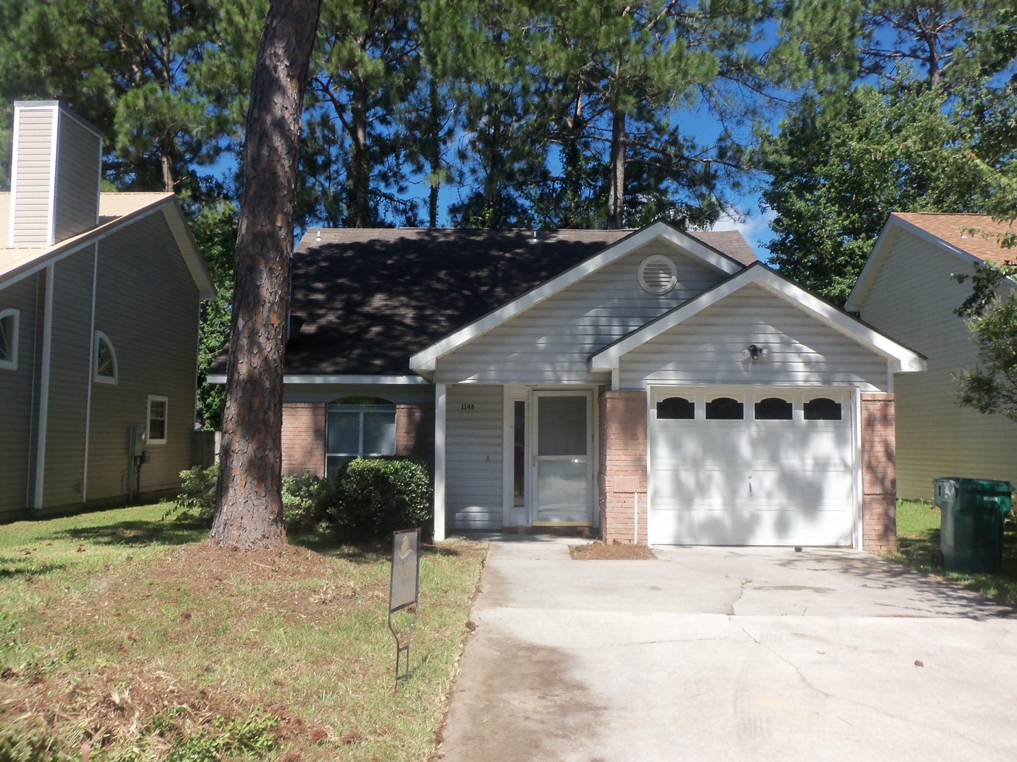 CUTE HOME IN WRIGHT AREA. CLOSE TO BOTH EGLIN AND HURLBURT. NICE SIZE LIVING ROOM WITH WOOD BURNING FIREPLACE, EAT-IN KITCHEN, MASTER BEDROOM DOWNSTAIRS, TWO BEDROOMS AND A FULL BATH UPSTAIRS. FENCED BACK YARD. SMALL PET ALLOWED WITH NON-REF PET FEE.
