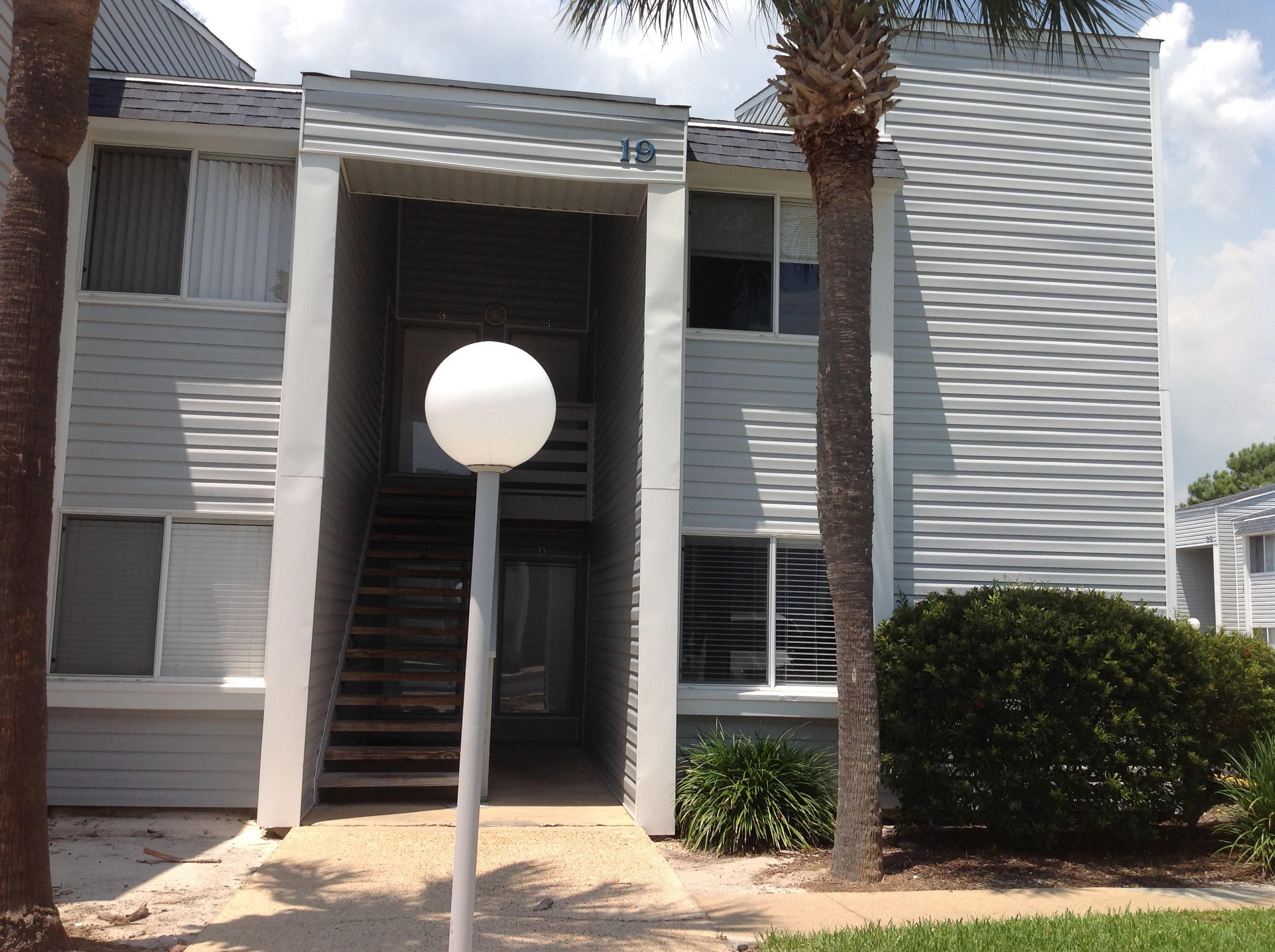 This charming 1BR/1BA home on the bay is located in Shalimar, Florida. The unfurnished home is recently renovated and featured new cabinets and elegant tile floors throughout the 802 square feet of space. The community also offers a pool and the convenience of on-site laundry facilities. Available February 12 for a 12 month lease. We are sorry, this home is not pet-friendly.