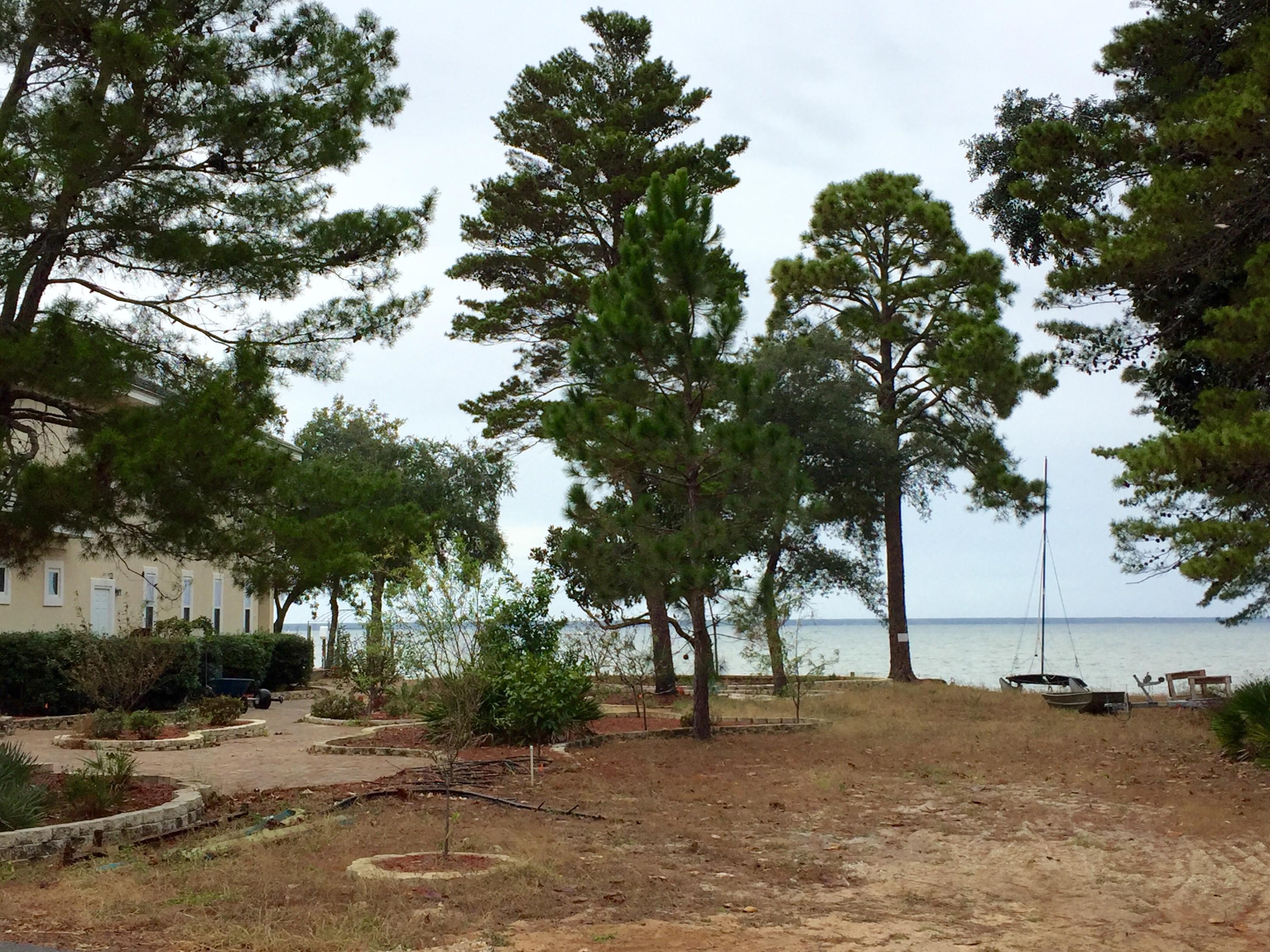 PELICAN BAY - Land