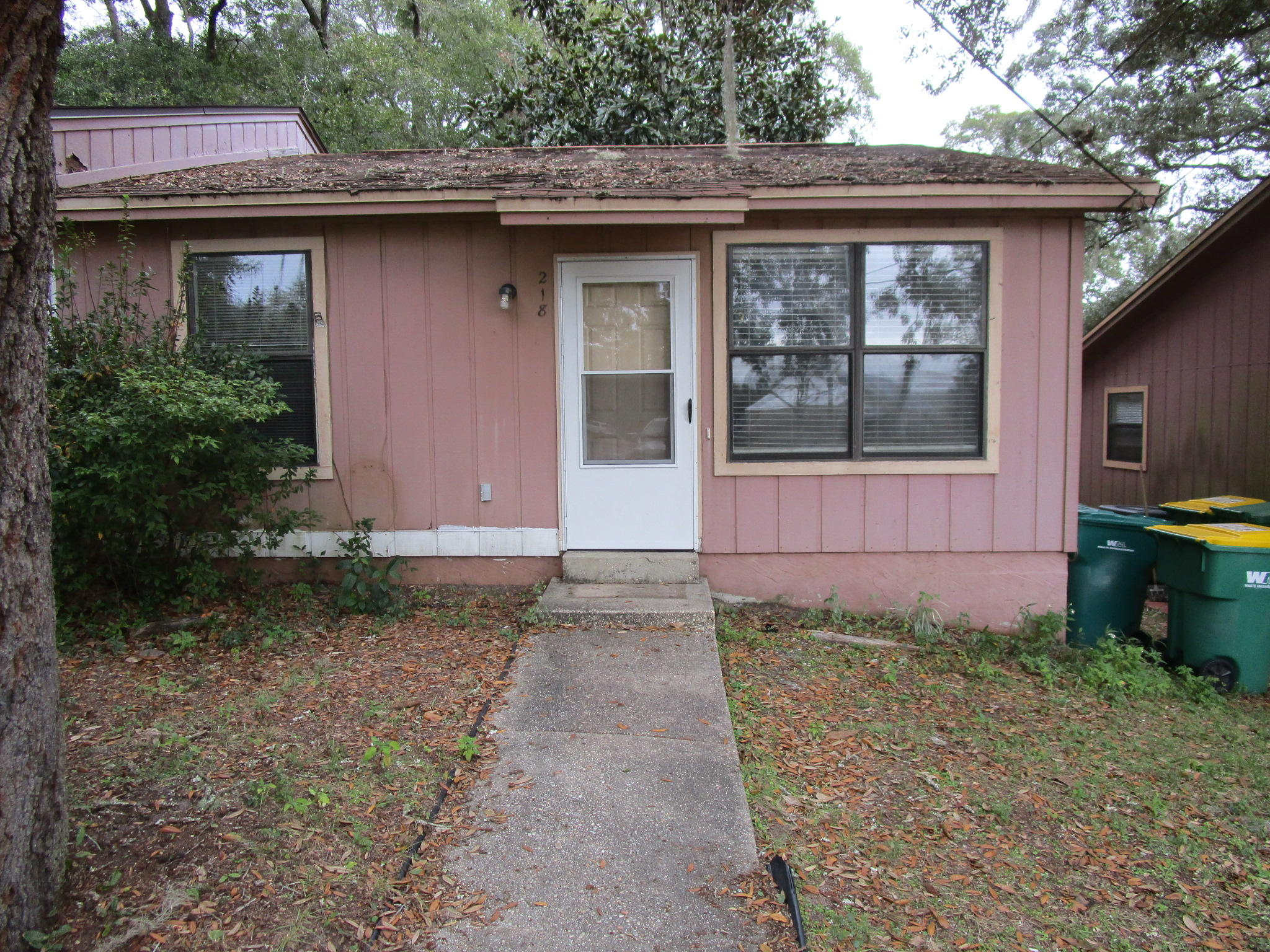 2 bedroom 1 bath duplex conveniently located in the heart of Niceville. Tile flooring in the living areas, carpet in both bedrooms. Single bathroom has tub/shower combination. Two parking spaces directly in front of the unit and small back yard area. Available January 16, 2020. No smoking and no pets allowed. Call today for your viewing appointment and get set up for the new year.