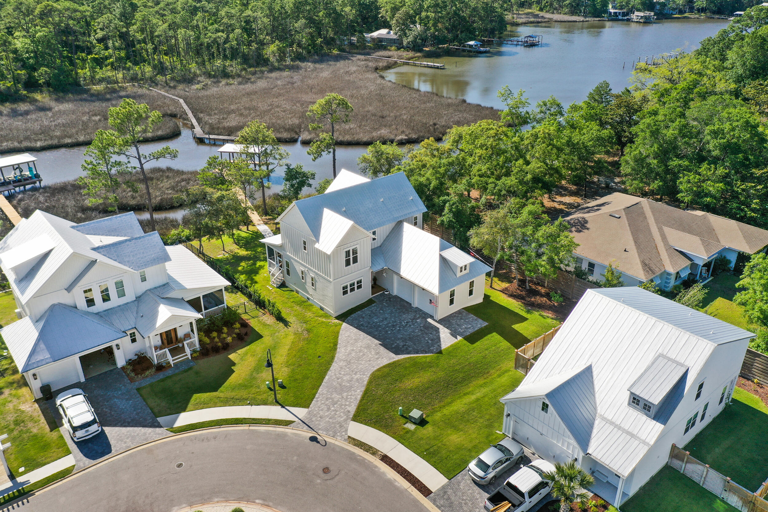 DAXTON ON THE BAY - Residential