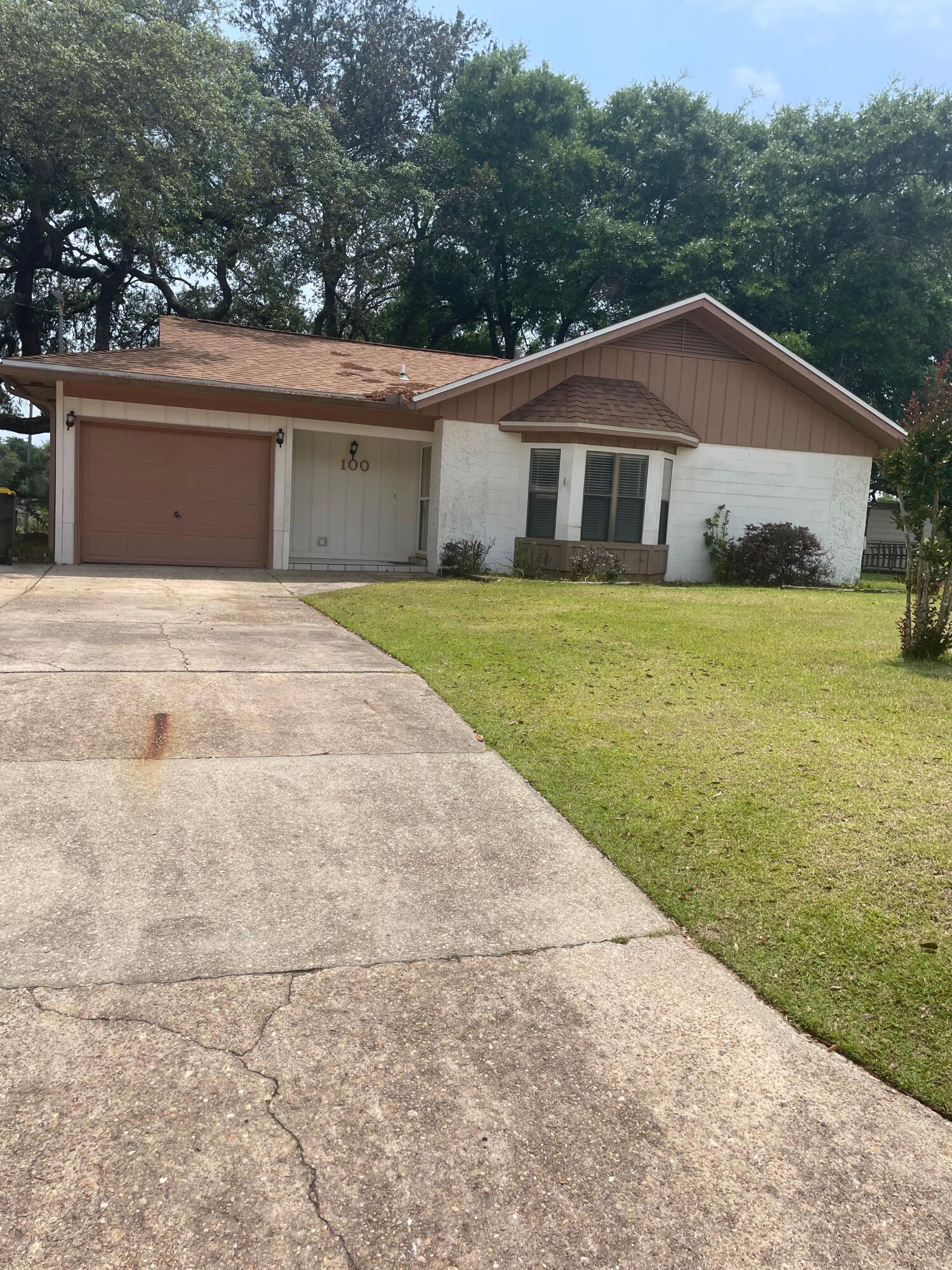 Beautiful newly updated home in Fort Walton Beach! Just minutes to Elliott Point Elementary School and Ferry Park . Fully equipped kitchen with gas range and a large pantry, The washer and dryer are staying in 'as is condition' Screened Patio for outside relaxation and entertaining! .Yard maintenance is provided by the owner. No pets or smoking.