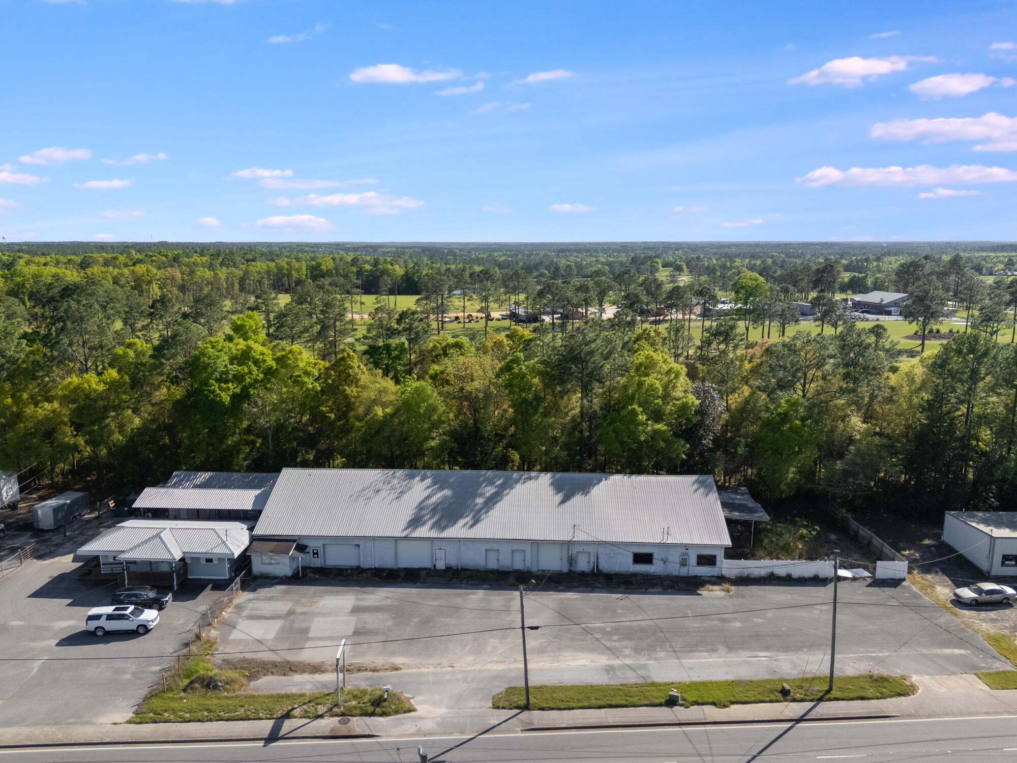 'Rare Opportunity: 9,000 SF Industrial Building in High-Traffic DeFuniak Springs!'
Positioned in a high-traffic zone, this property benefits from excellent visibility and accessibility. It's conveniently situated near major roads, making it easy for clients and suppliers to reach your business. DeFuniak Springs is known for its vibrant community and growing economy, providing a solid foundation for your industrial operations.