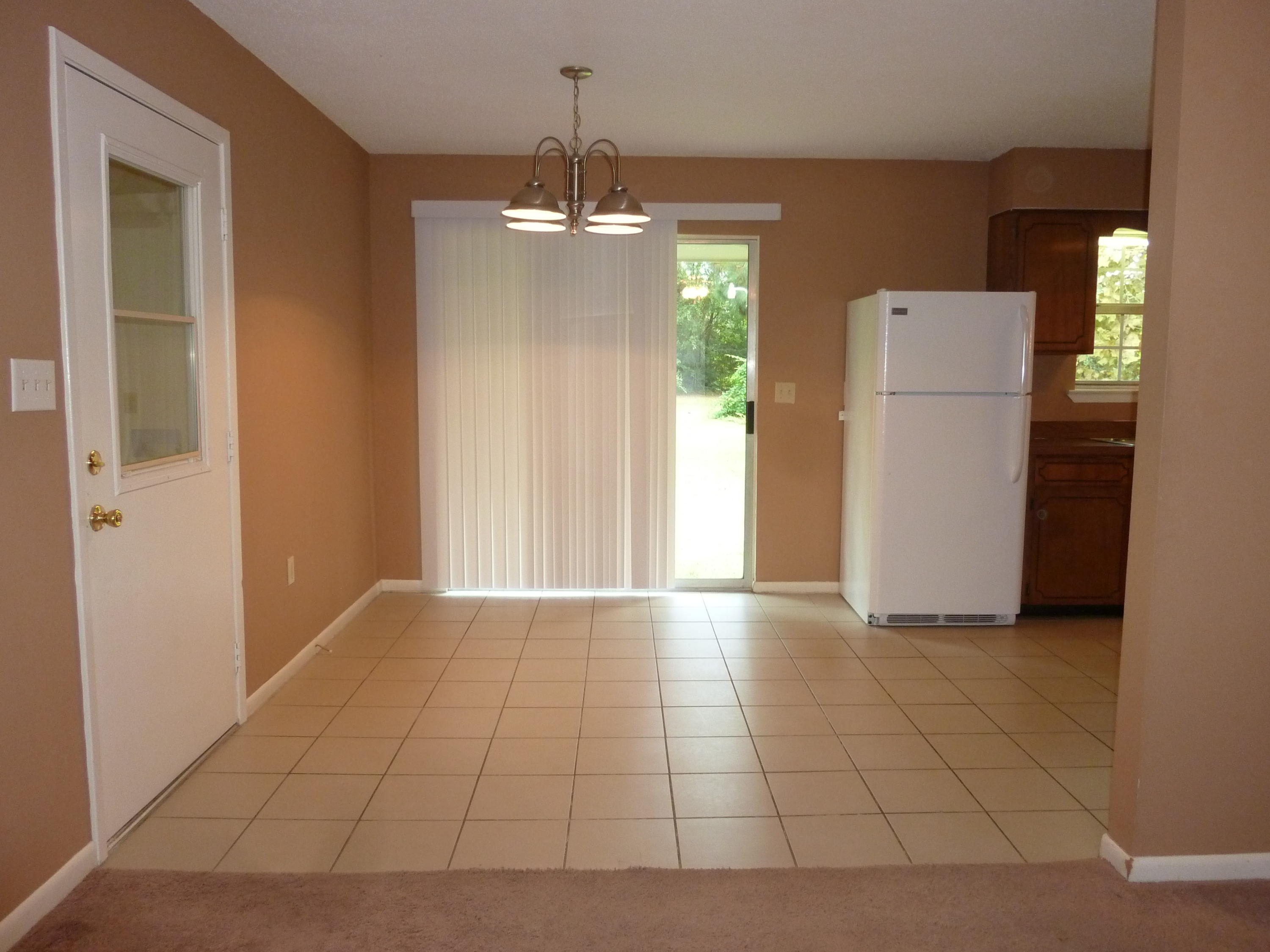 WHISPERING LAKES ESTATES - Residential Lease